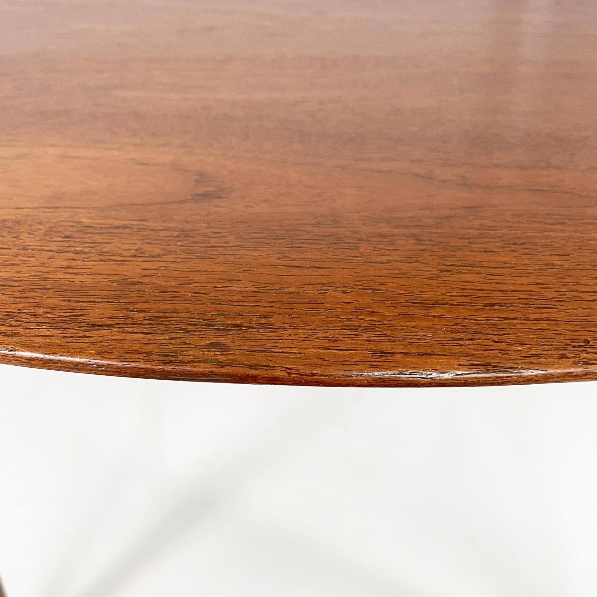Mesa de centro redonda de madera danesa de mediados de siglo de Fritz Hansen, años 60 en Bueno estado para la venta en MIlano, IT