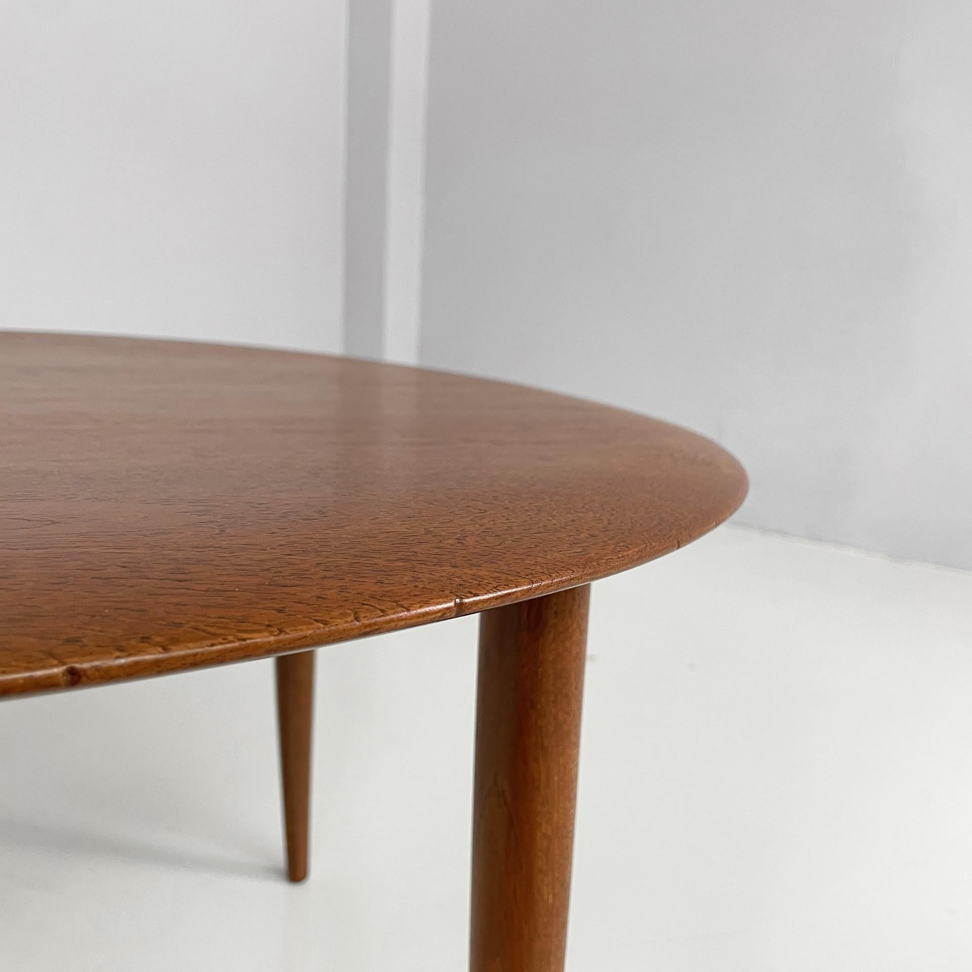 Mesa de centro redonda de madera danesa de mediados de siglo de Fritz Hansen, años 60 mediados del siglo XX en venta