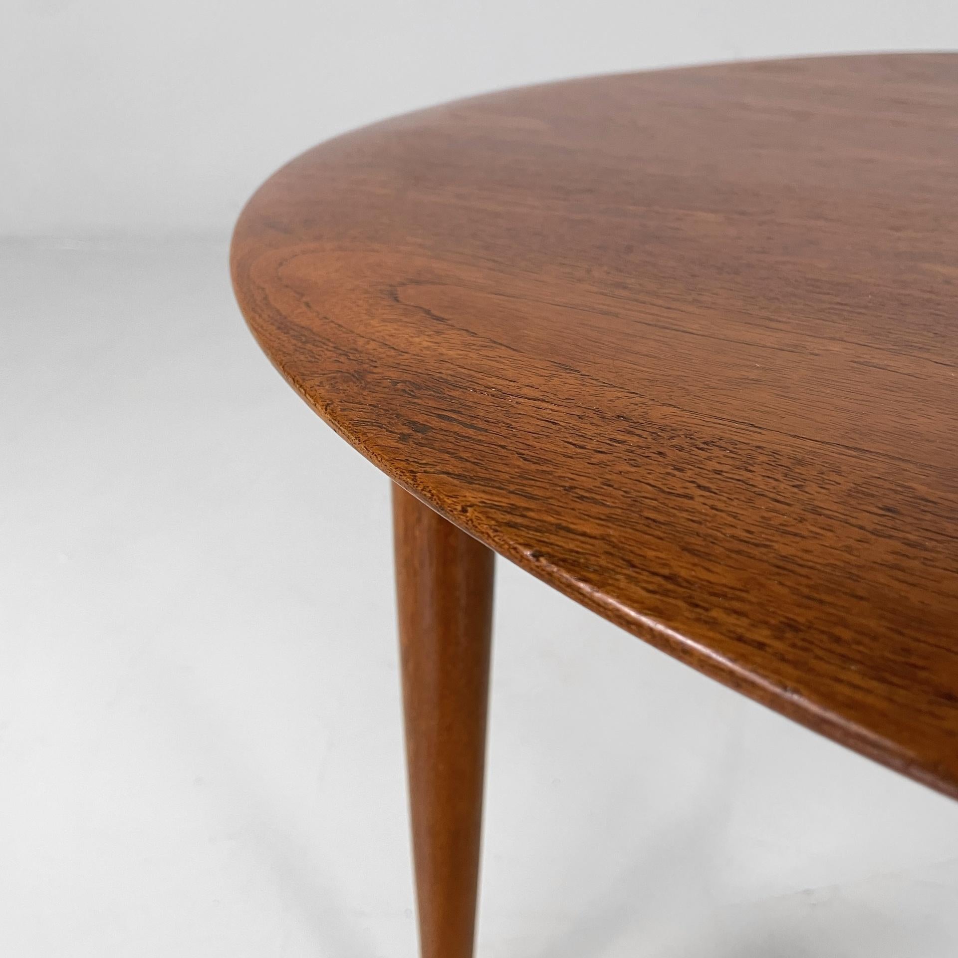 Mesa de centro redonda de madera danesa de mediados de siglo de Fritz Hansen, años 60 Madera en venta