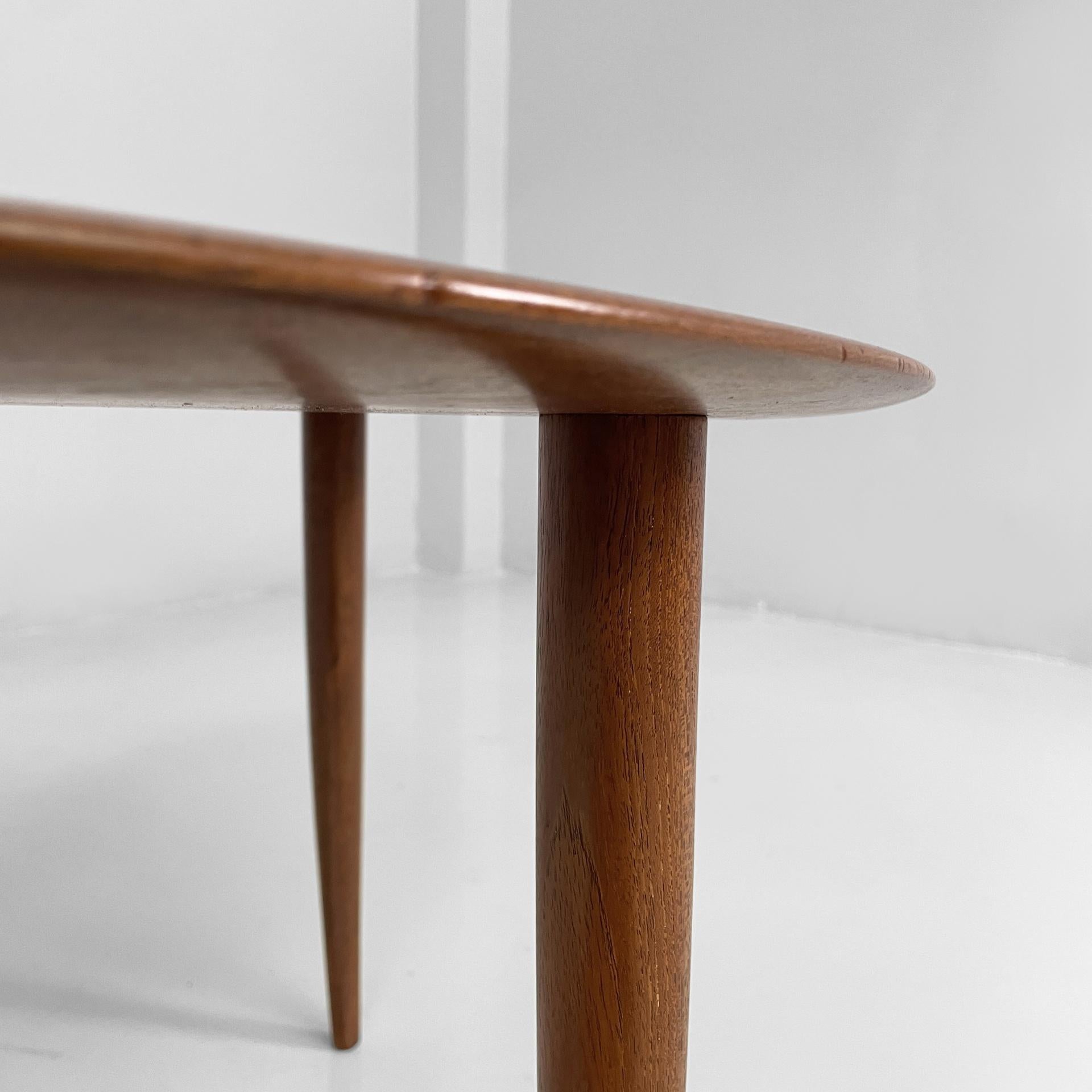 Mesa de centro redonda de madera danesa de mediados de siglo de Fritz Hansen, años 60 en venta 1