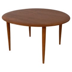 Mesa de centro redonda de madera danesa de mediados de siglo de Fritz Hansen, años 60