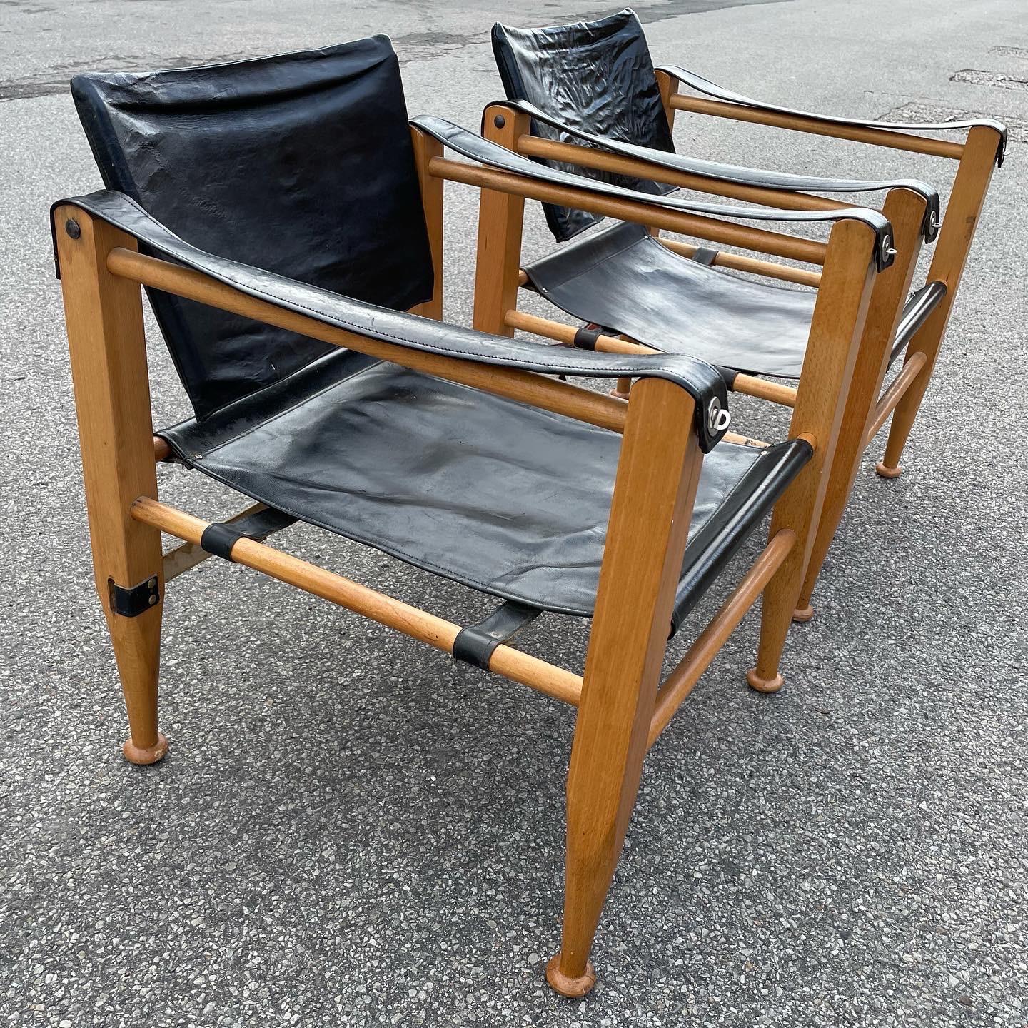 A set of beautiful safari chairs in black leather. The typical simplistic danish safarichair which serves as a chair but in the same way a piece of sculptural design for the Mid-Century Modern home.
 