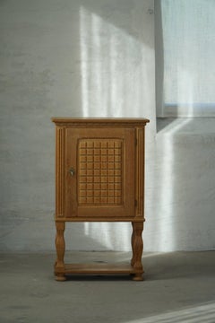 Dänischer Mitte-Jahrhundert-Moderner, skulptural geschnitzter Eichenschrank, 1950er Jahre