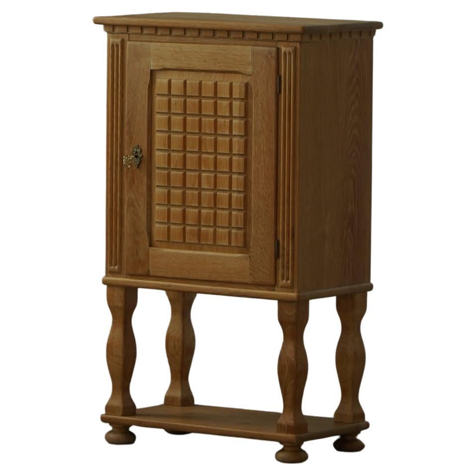 Dänischer Mitte-Jahrhundert-Moderner, skulptural geschnitzter Eichenschrank, 1950er Jahre