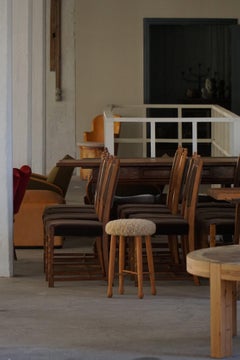 Taburete escultural danés de mediados de siglo con asiento de lana de cordero, años 60