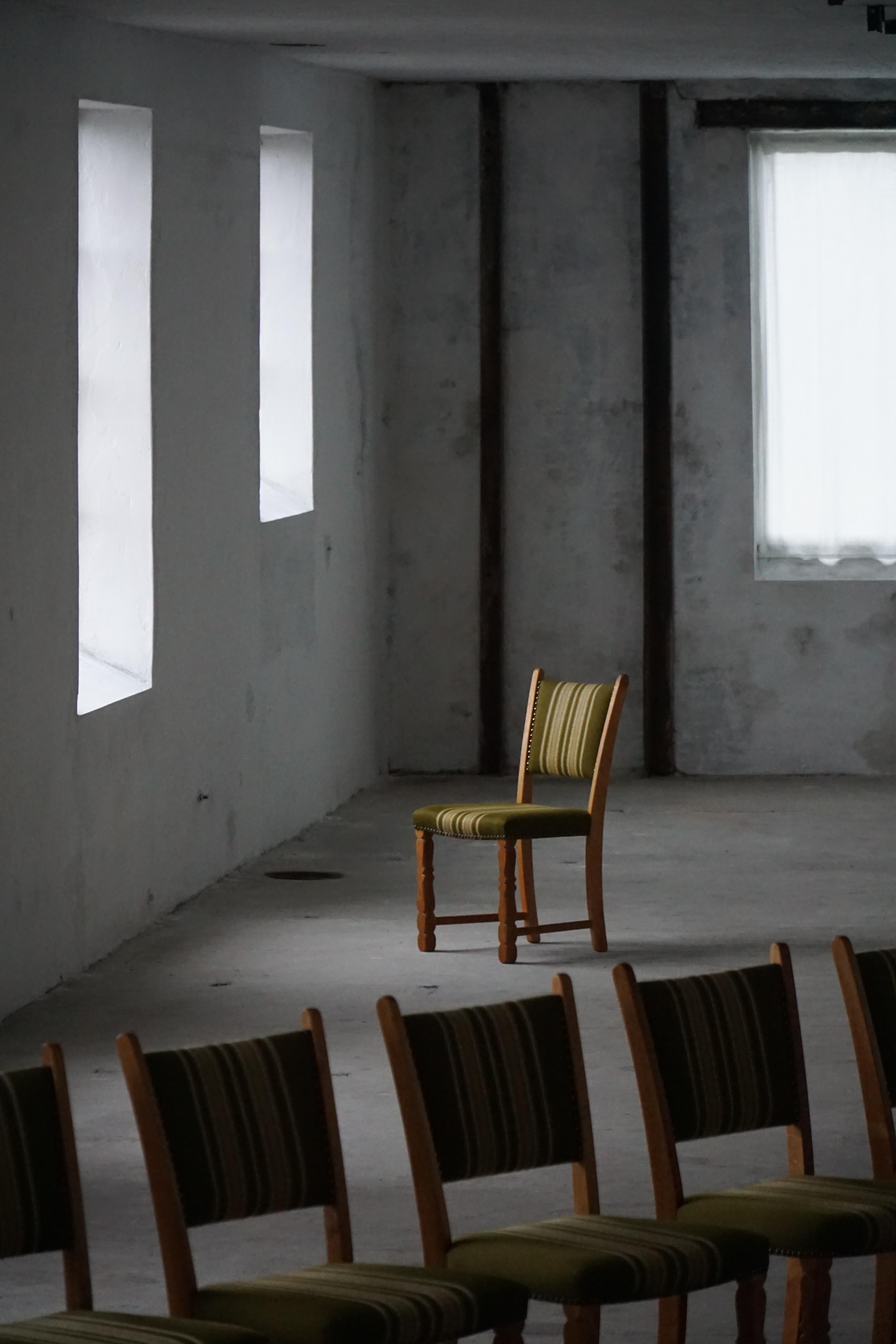 Danish Mid Century Modern, Set of 6 Dining Chairs in Oak, Henning Kjærnulf, 1960 im Angebot 1