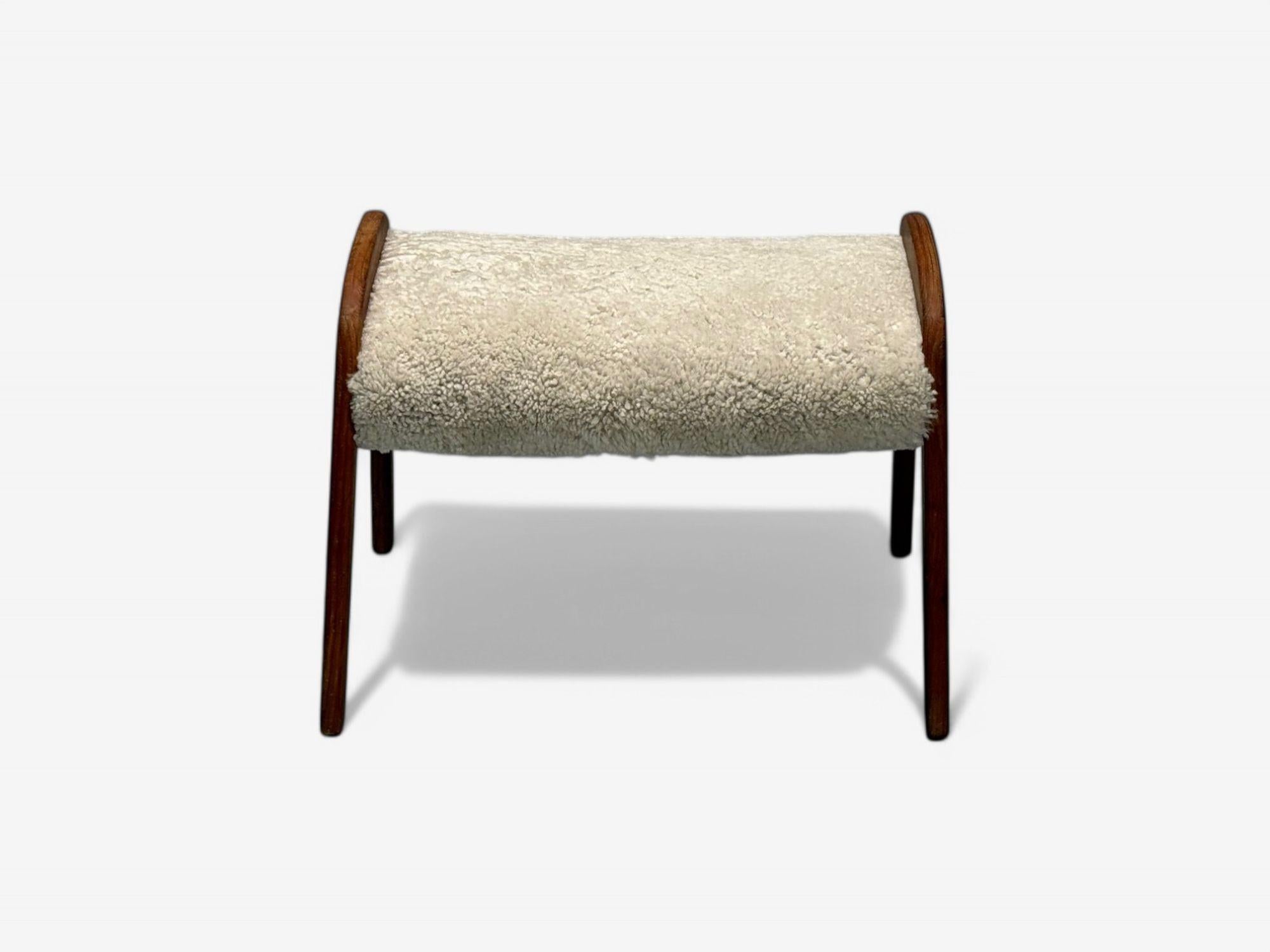 Taburete danés moderno de mediados de siglo, piel de oveja beige, Dinamarca, años 70 Moderno de mediados de siglo en venta
