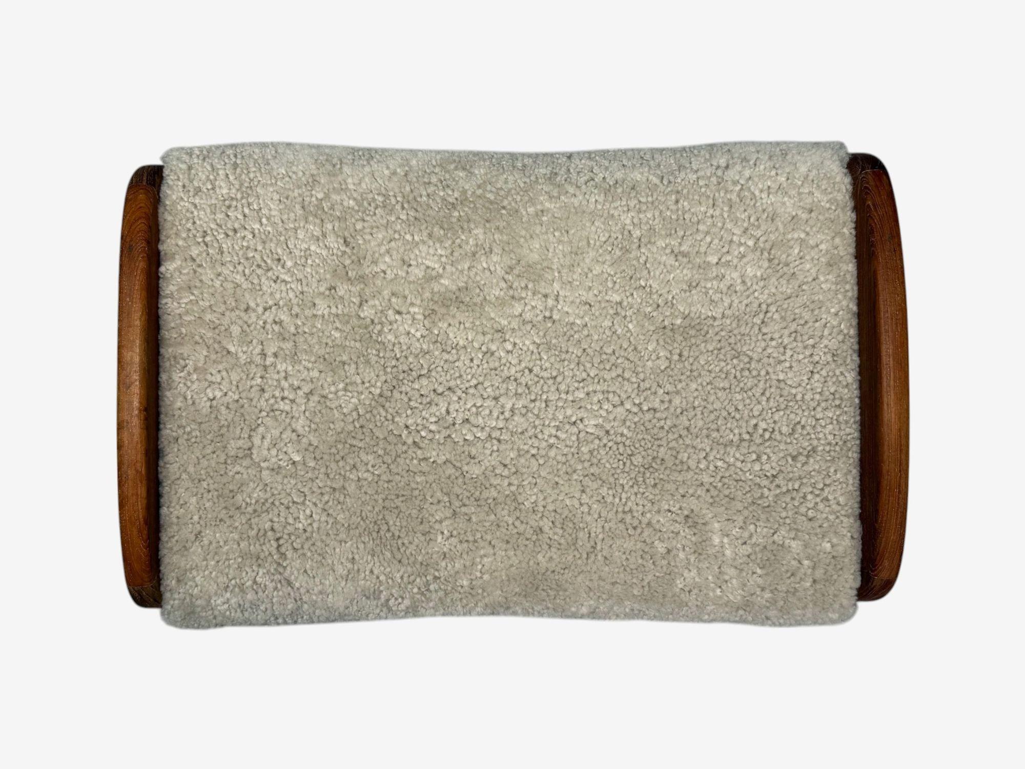 Taburete danés moderno de mediados de siglo, piel de oveja beige, Dinamarca, años 70 en Bueno estado para la venta en Manhasset, NY