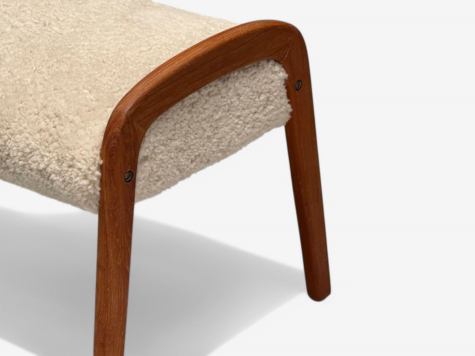 Taburete danés moderno de mediados de siglo, piel de oveja beige, Dinamarca, años 70 Piel de carnero en venta