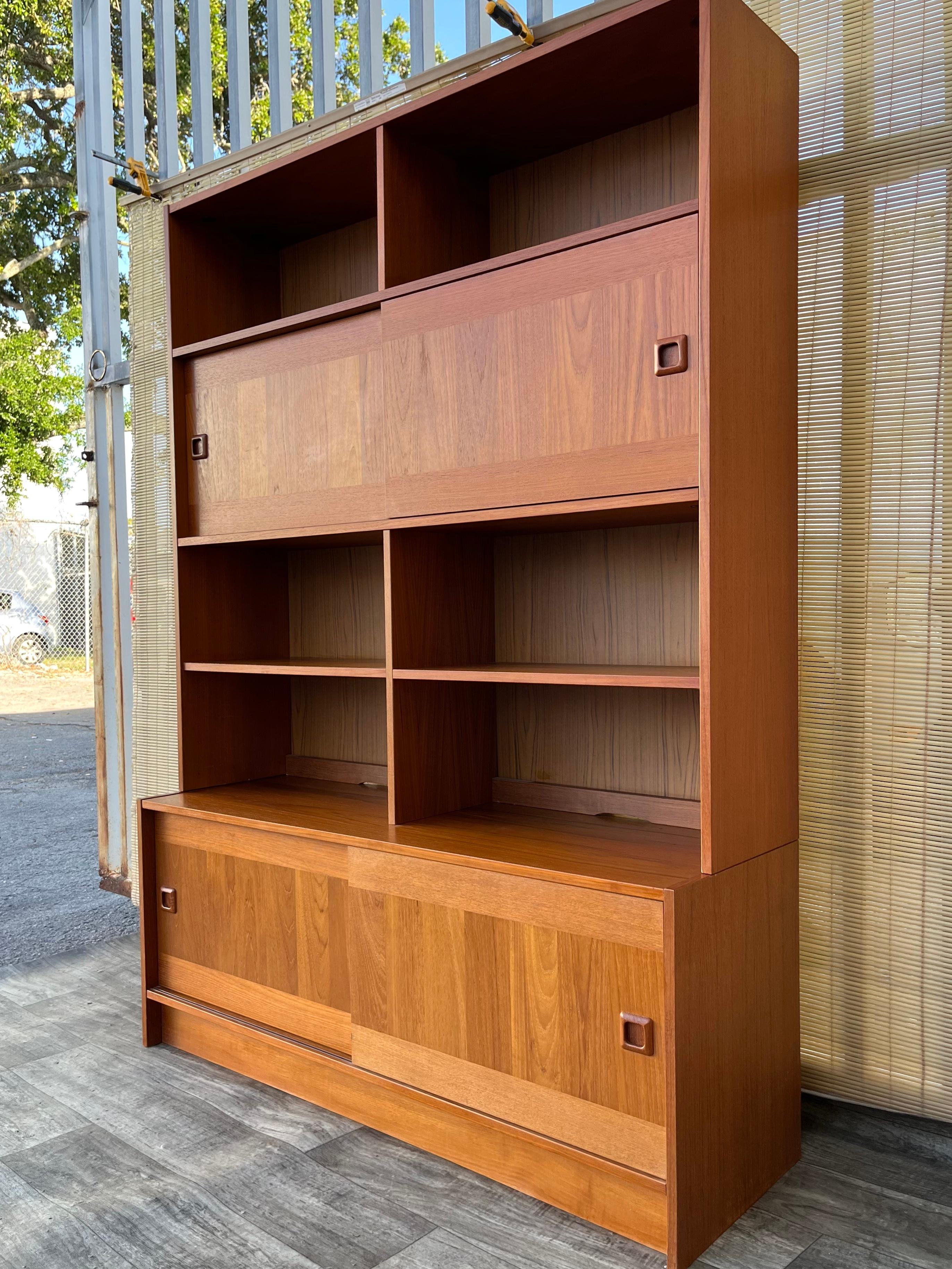 Danish Mid Century Modern Shelving Cabinet by Domino Mobler. Circa 1970s In Good Condition For Sale In Miami, FL