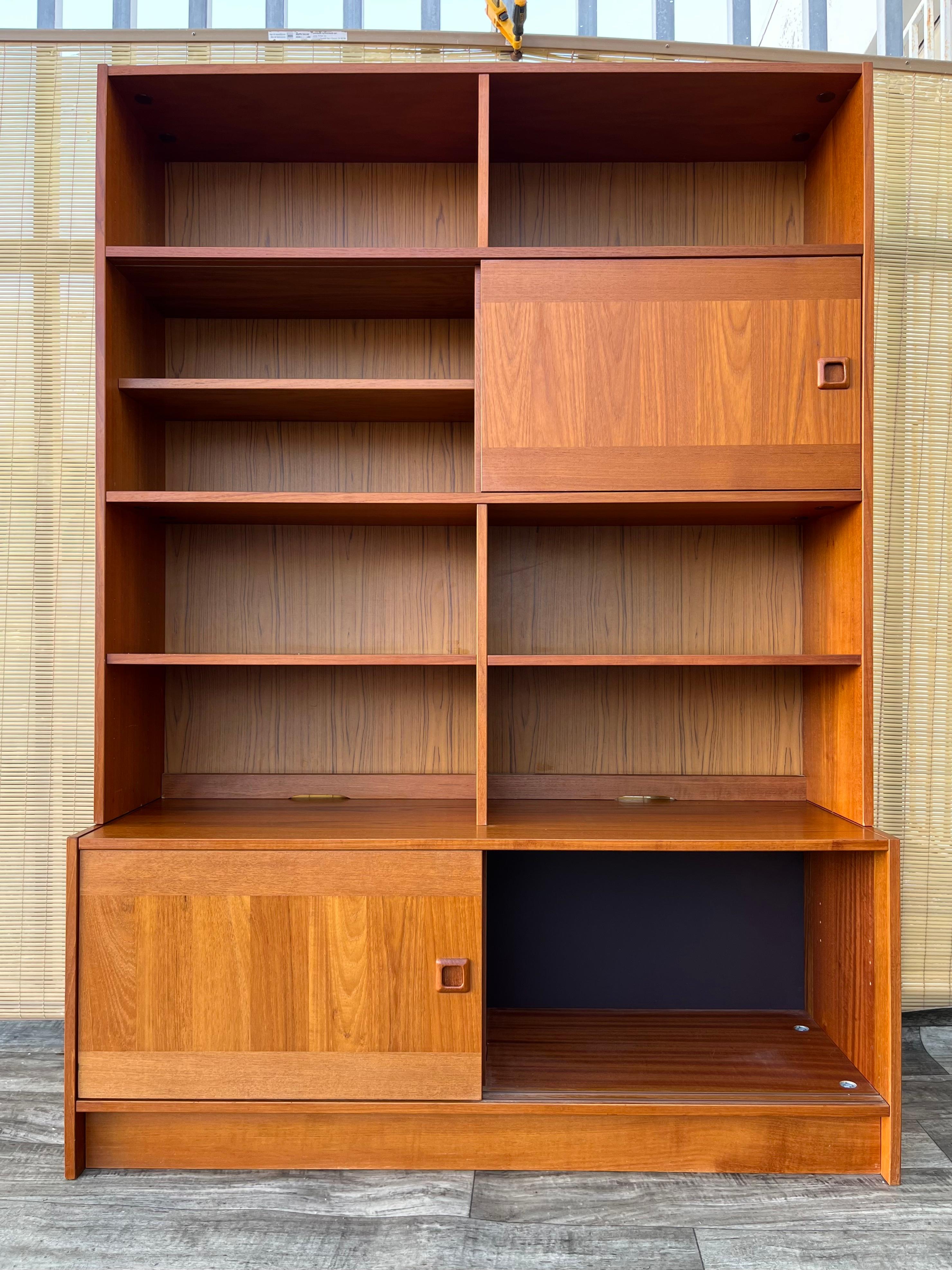 Danish Mid Century Modern Shelving Cabinet by Domino Mobler. Circa 1970s For Sale 1
