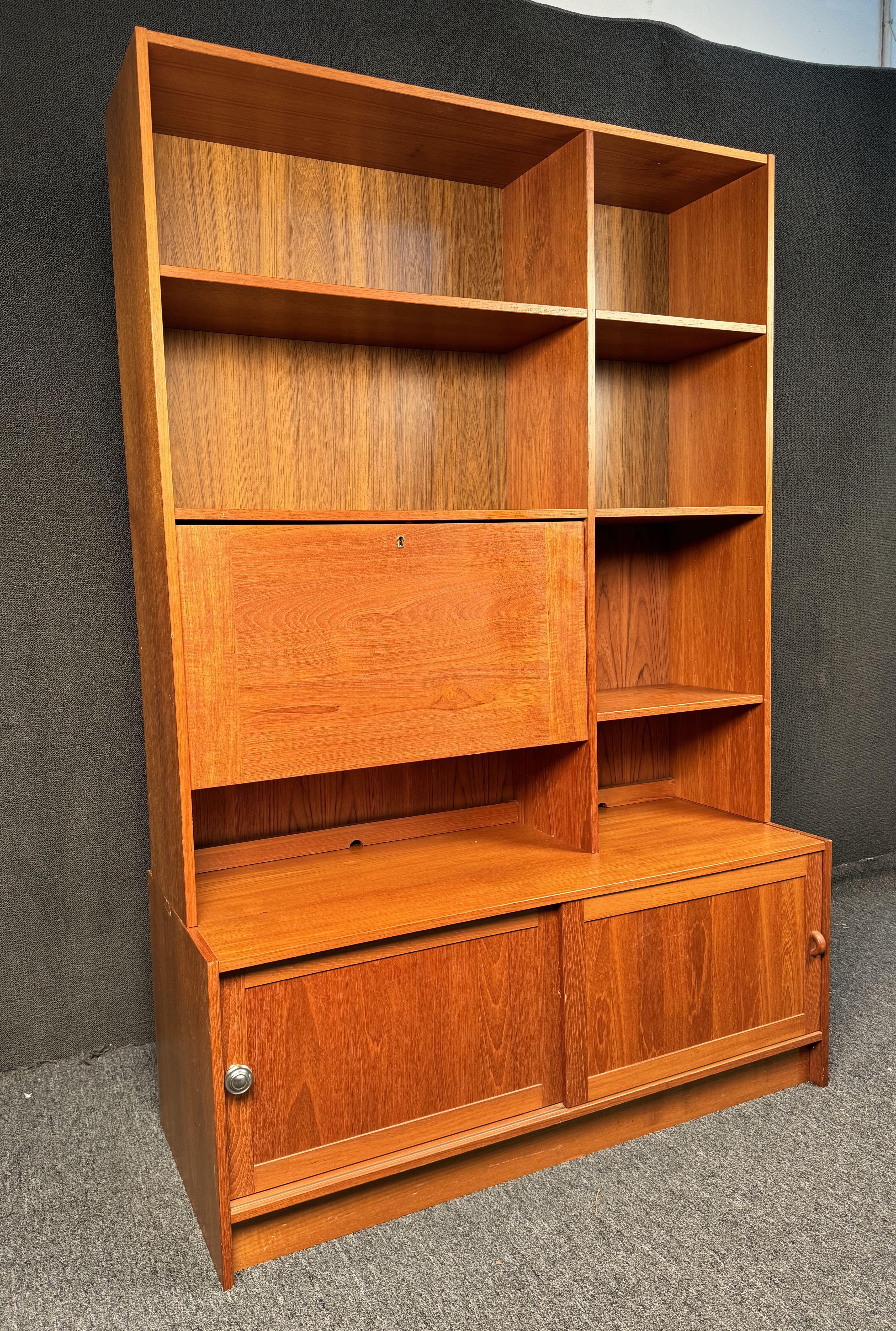 Sistema de estanterías de madera de la empresa danesa Domino Møbler, uno de los principales fabricantes de muebles modernistas daneses, que combina líneas minimalistas con madera natural. Confirma la ubicación con el vendedor (NY o NJ)