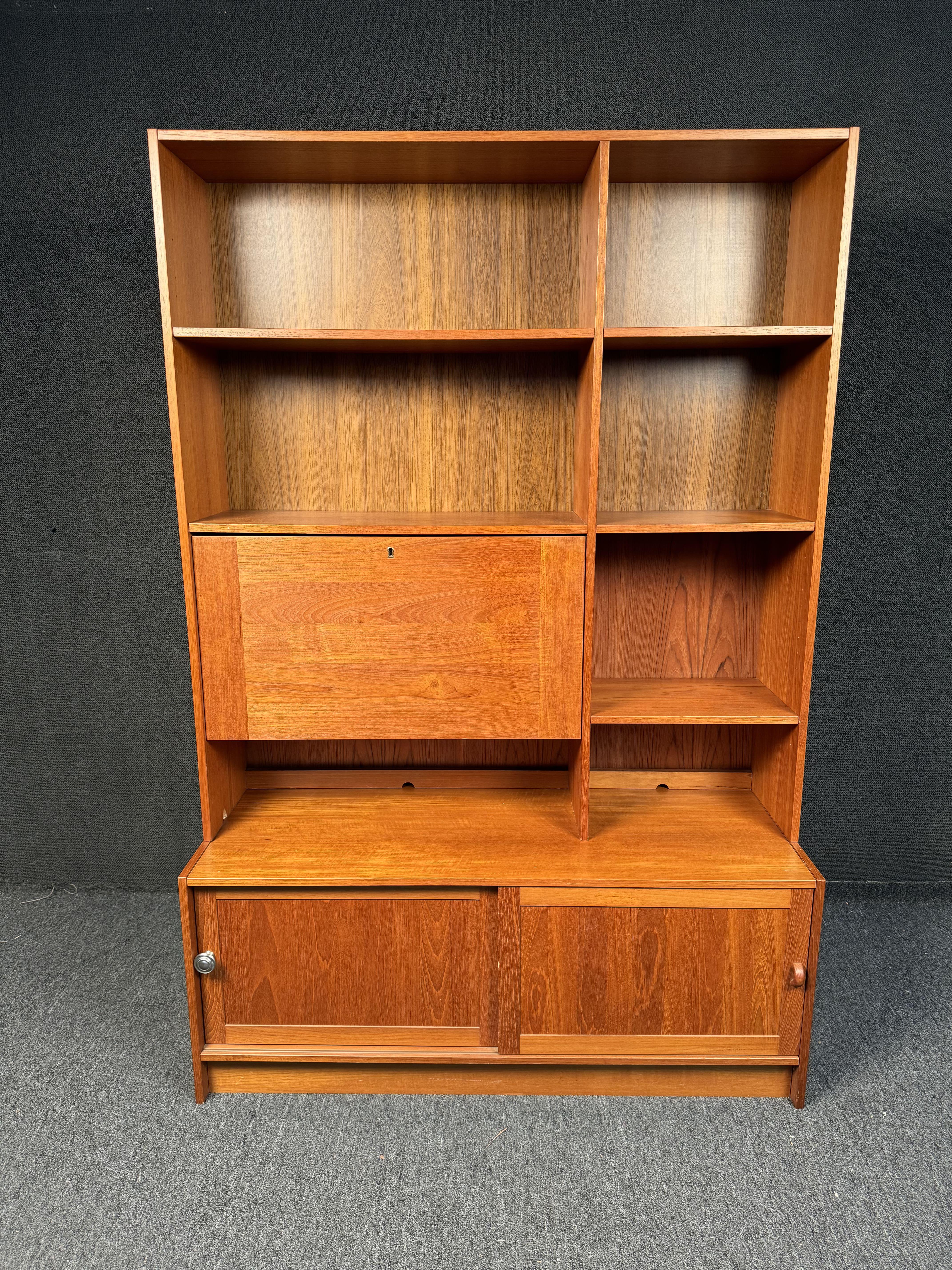 Estantería danesa Mid Century Modern de Domino Mobler Moderno de mediados de siglo