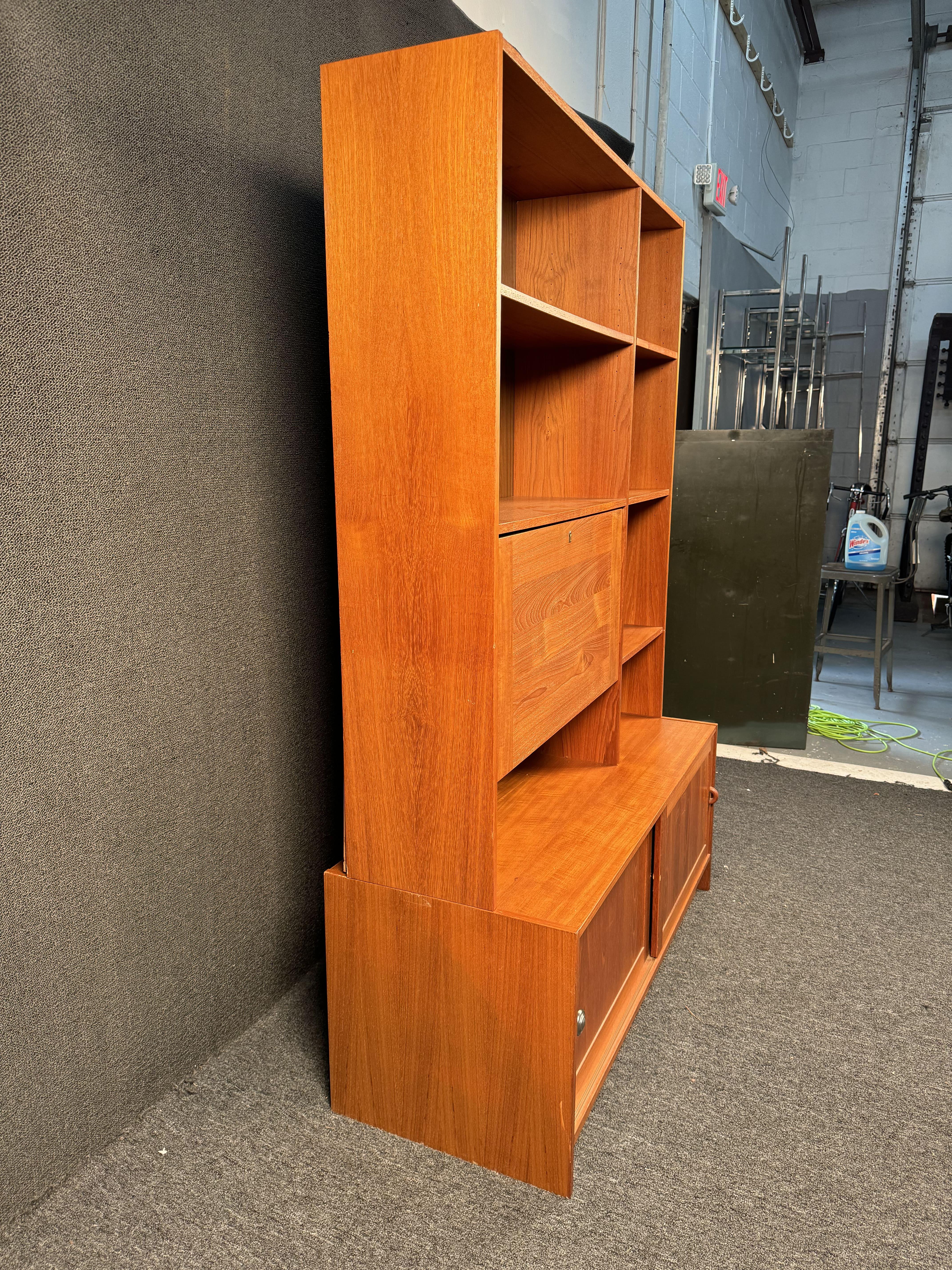 Estantería danesa Mid Century Modern de Domino Mobler siglo XX