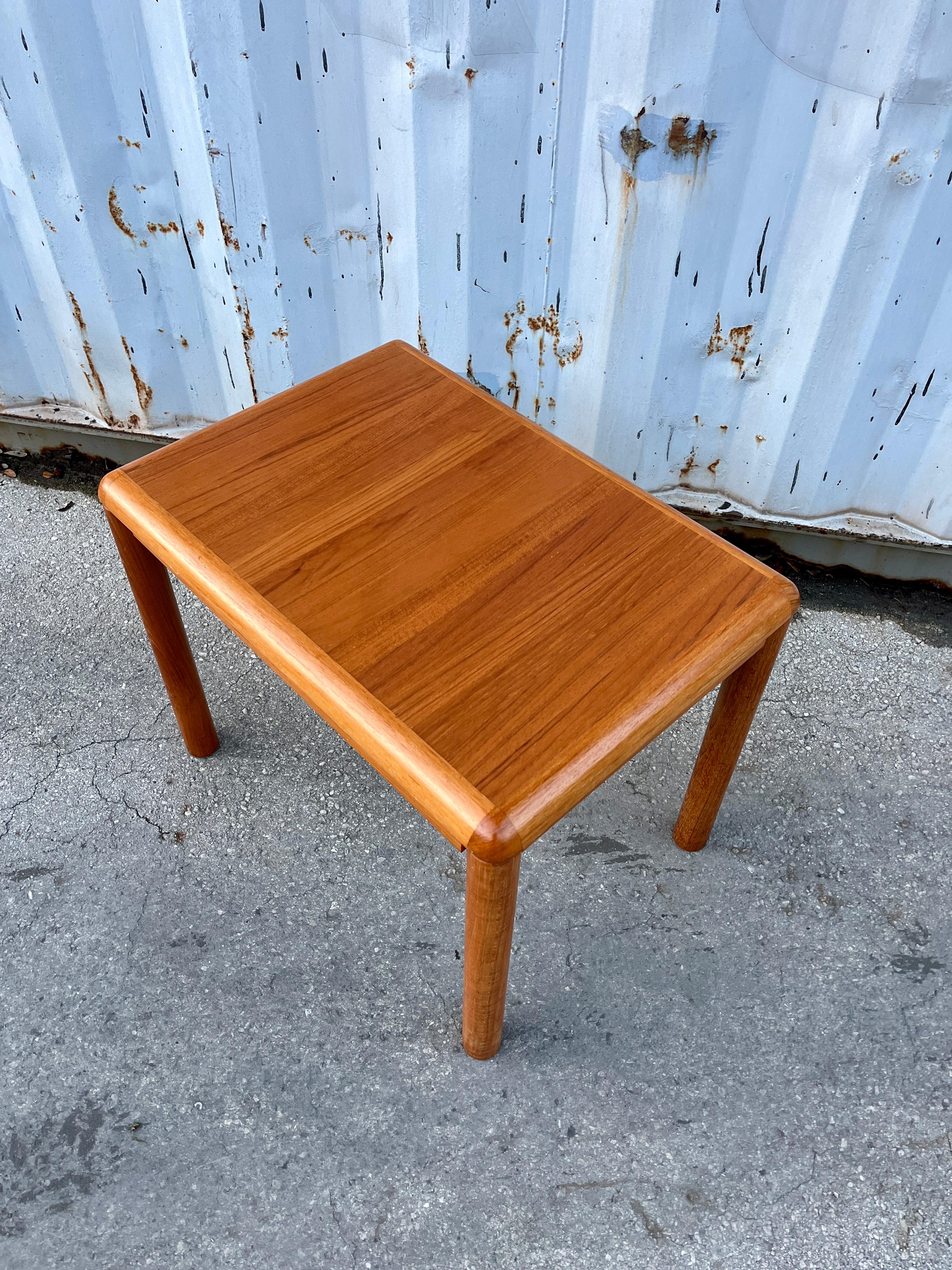 Danish Mid Century Modern Side by Sannemanns Mobelfabrik. Denmark Circa 1970s en vente 2