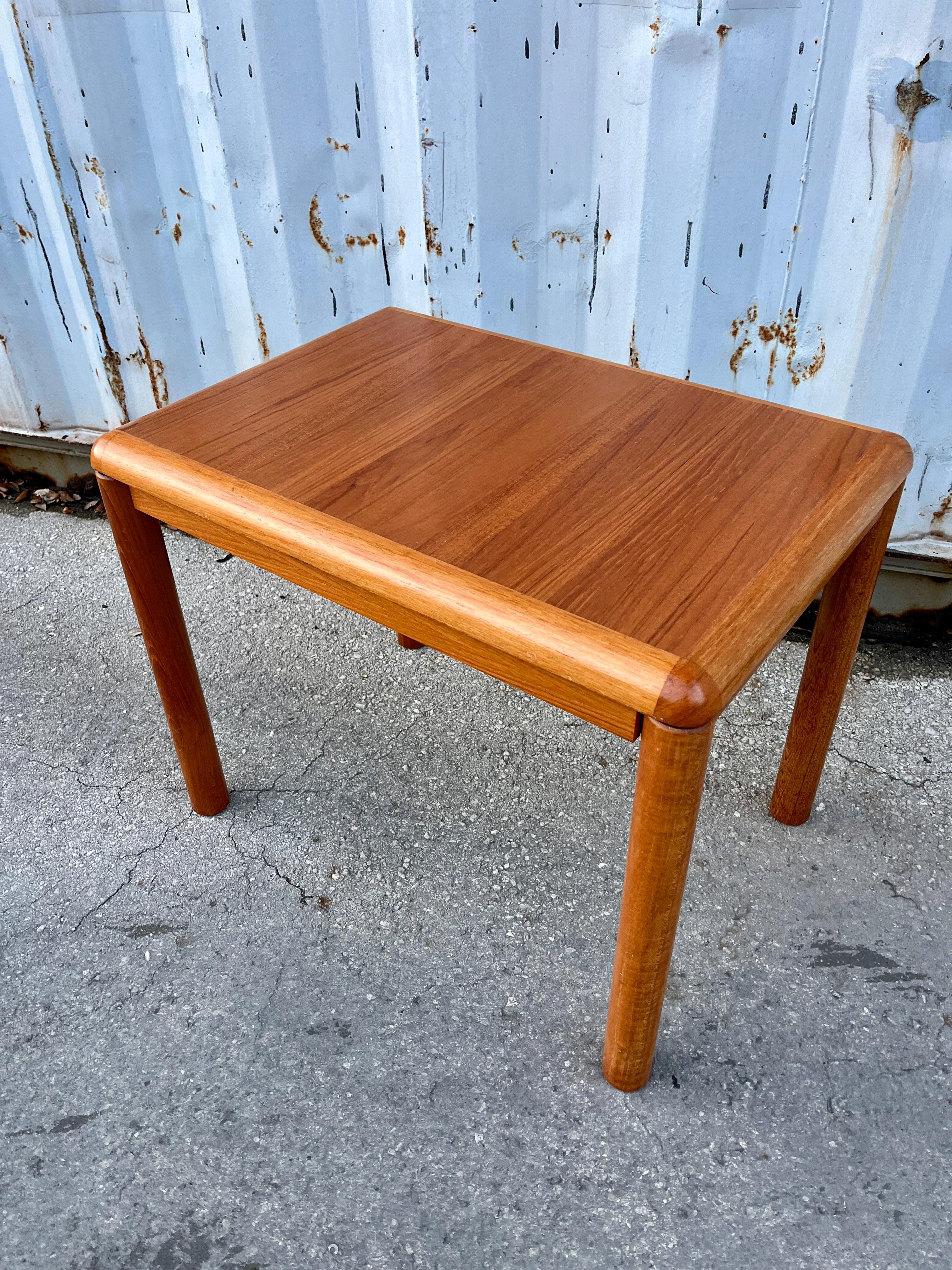 Danish Mid Century Modern Side by Sannemanns Mobelfabrik. Denmark Circa 1970s en vente 8