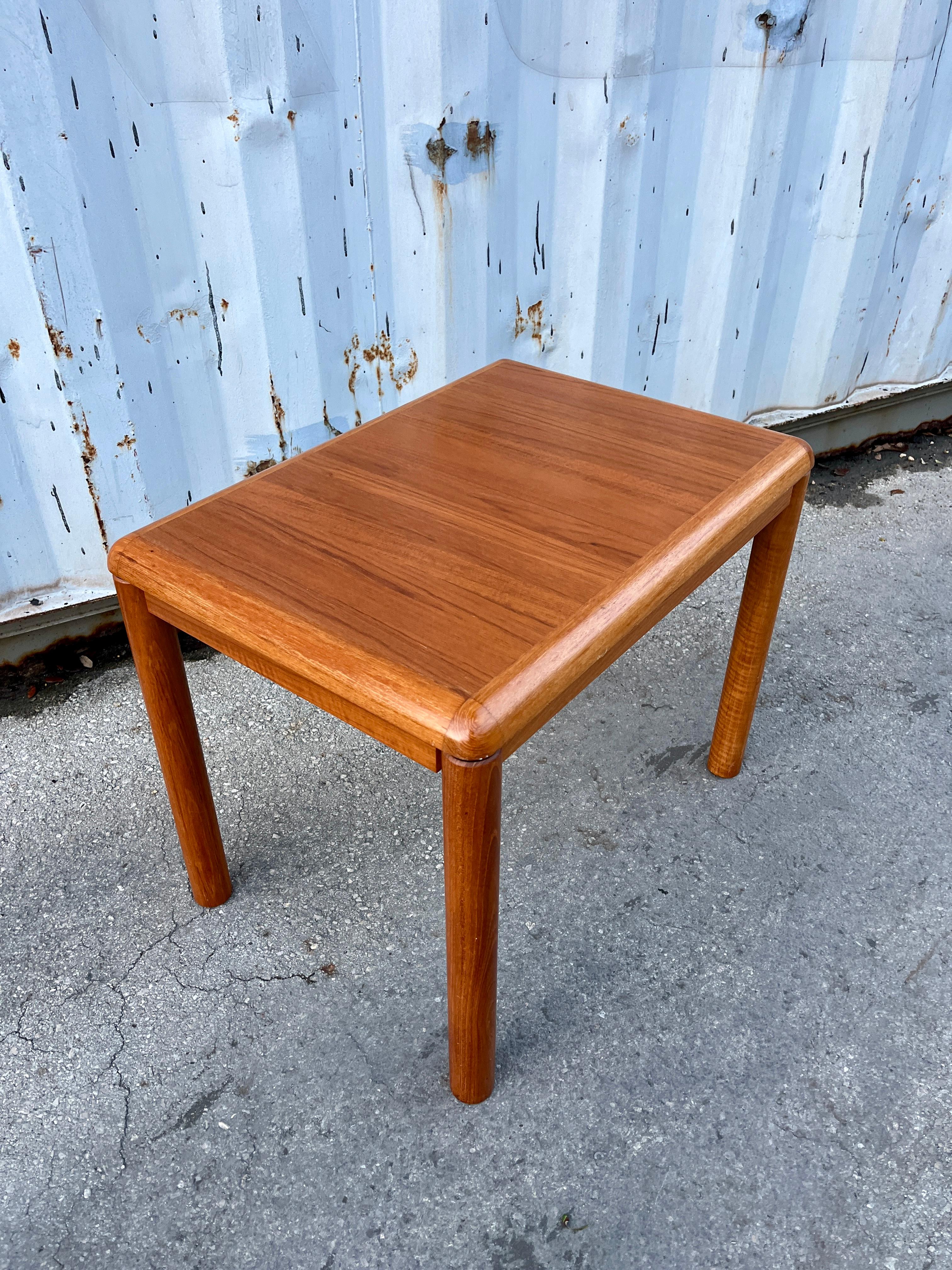 Vintage Danish Mid Century Modern Side by Sannemanns Mobelfabrik. Danemark  Circa 1970
Il présente un design moderne Scandinavian quintessentiel, des coins et des pieds arrondis, ainsi qu'un magnifique grain de bois de teck. 
En excellent état
