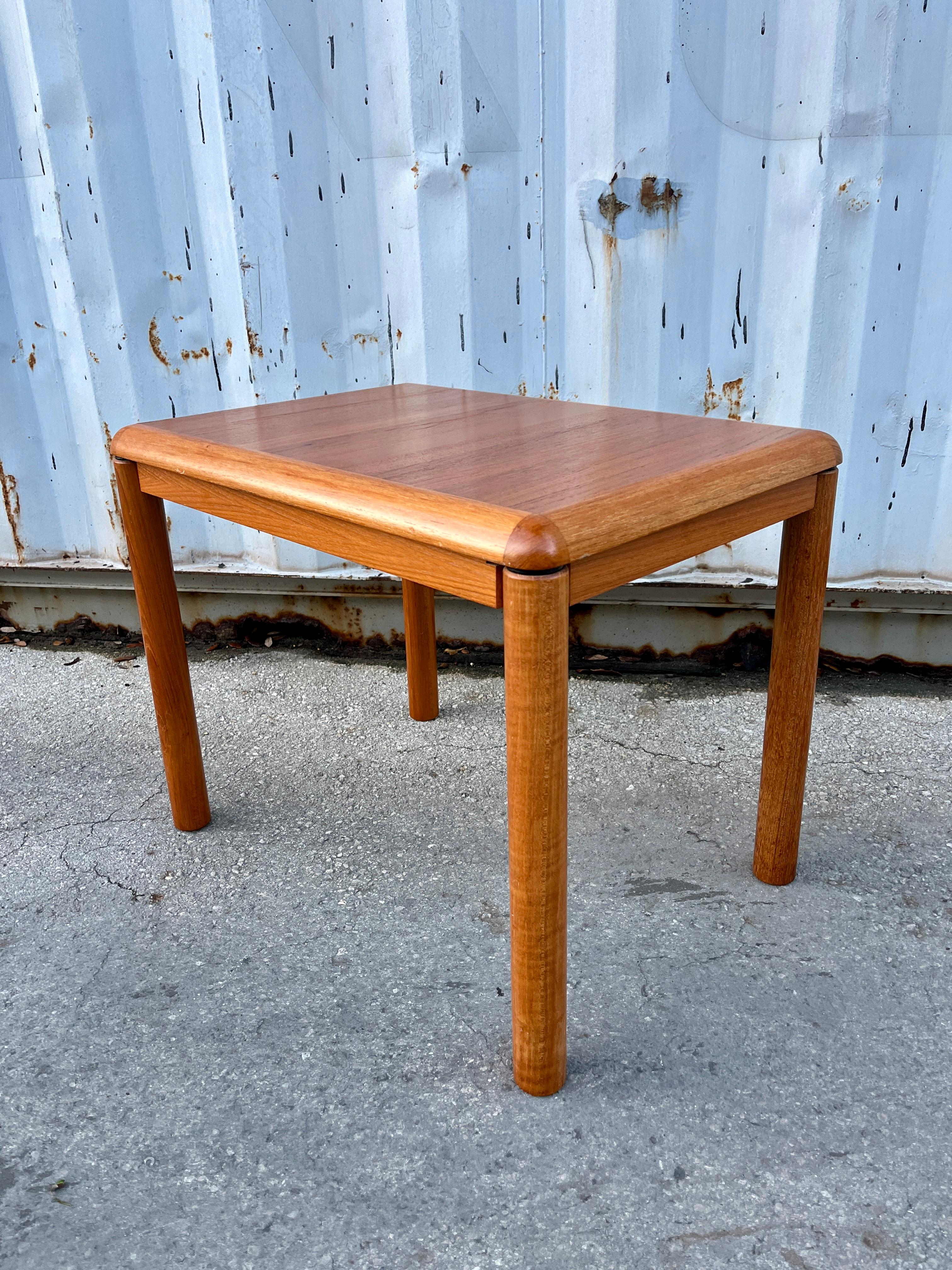 Placage Danish Mid Century Modern Side by Sannemanns Mobelfabrik. Denmark Circa 1970s en vente