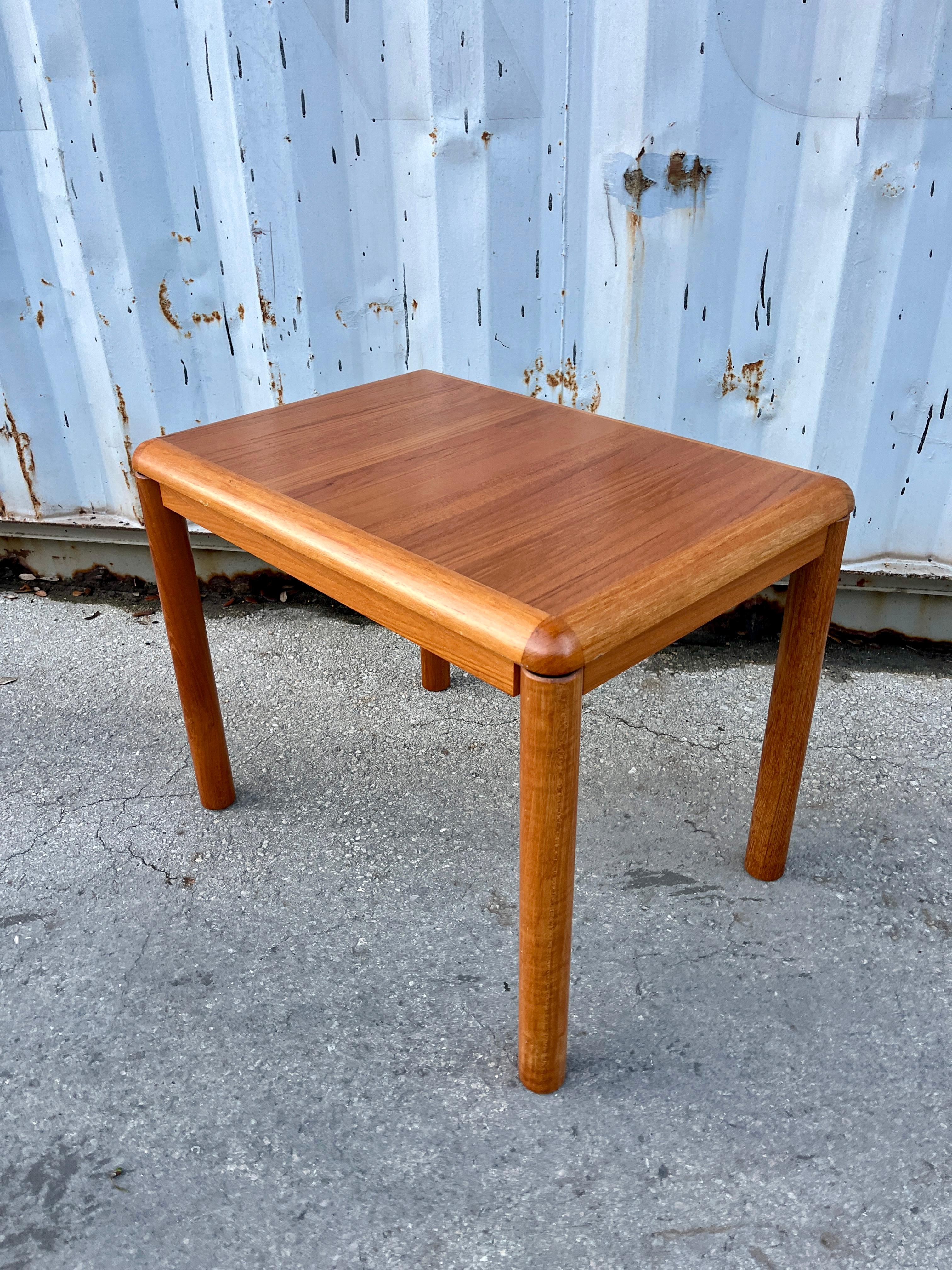 Danish Mid Century Modern Side by Sannemanns Mobelfabrik. Denmark Circa 1970s Bon état - En vente à Miami, FL