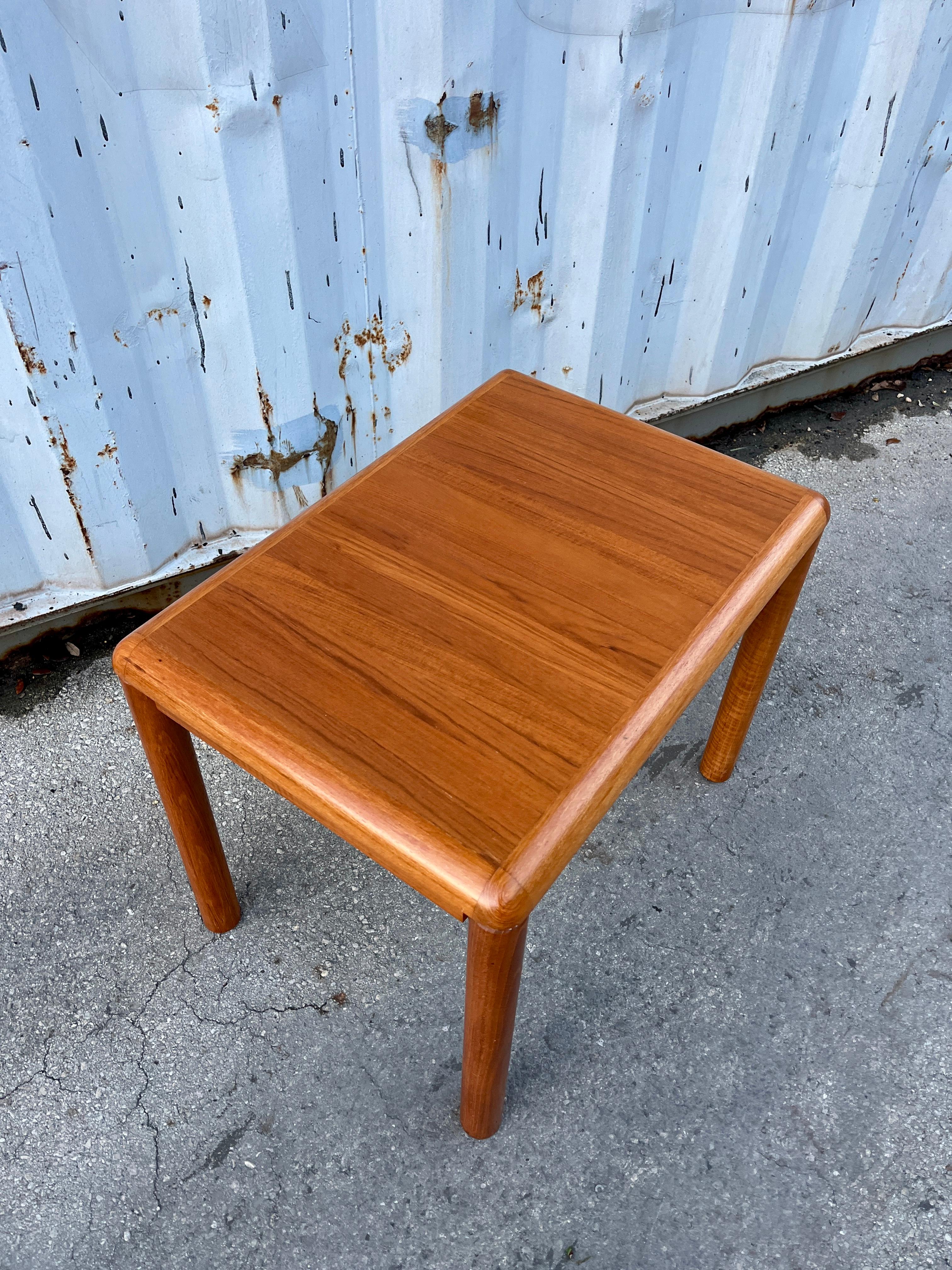 Danish Mid Century Modern Side by Sannemanns Mobelfabrik. Denmark Circa 1970s en vente 1