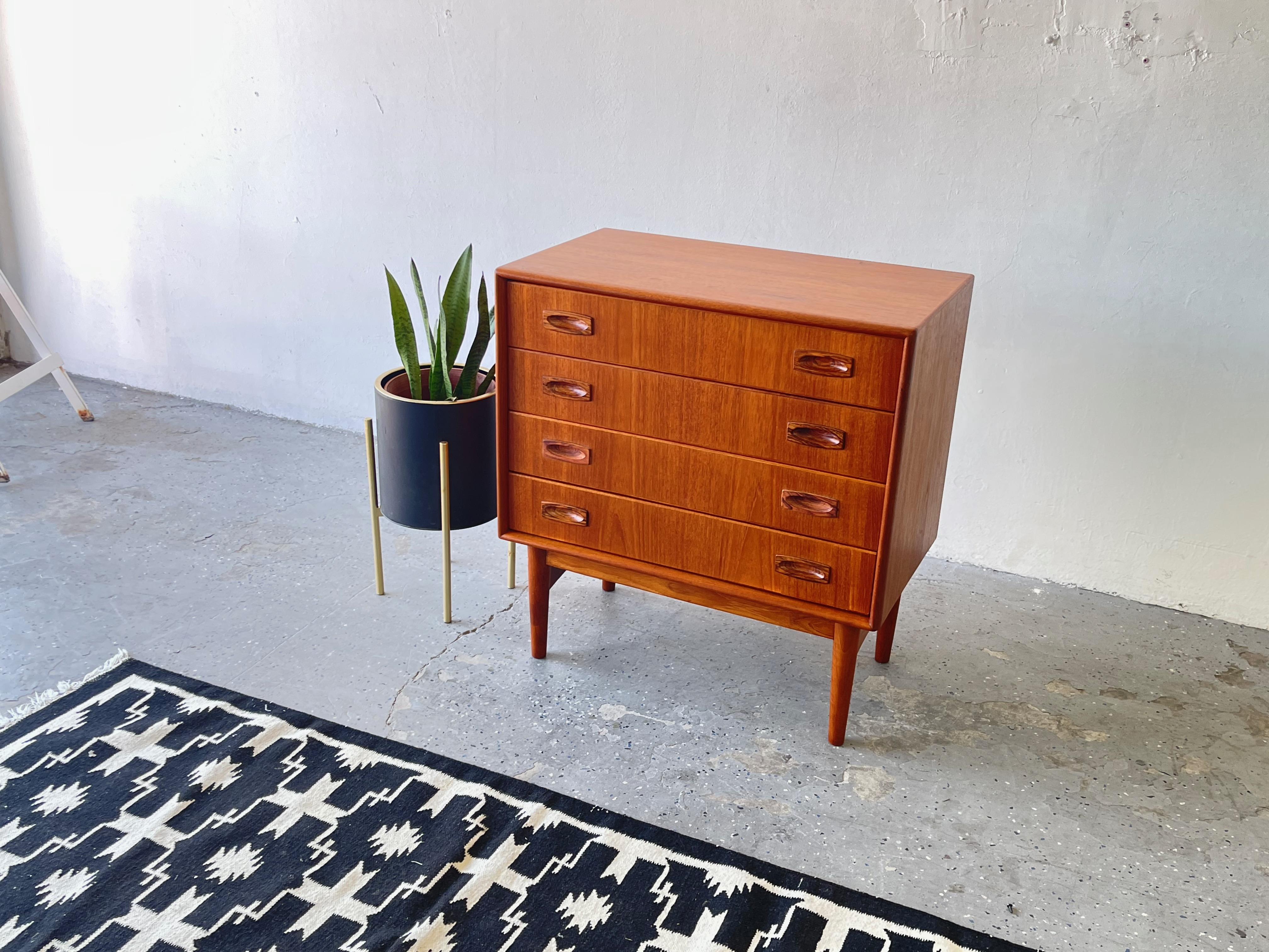 A very sweet small chest of drawers. We love the beautifully crafted Rosewood inset pulls. Also finished on the back. This versatile piece would be equally at home in the dining room, entry,
office, or bedroom!

Measures: 29 “ wide 16.25