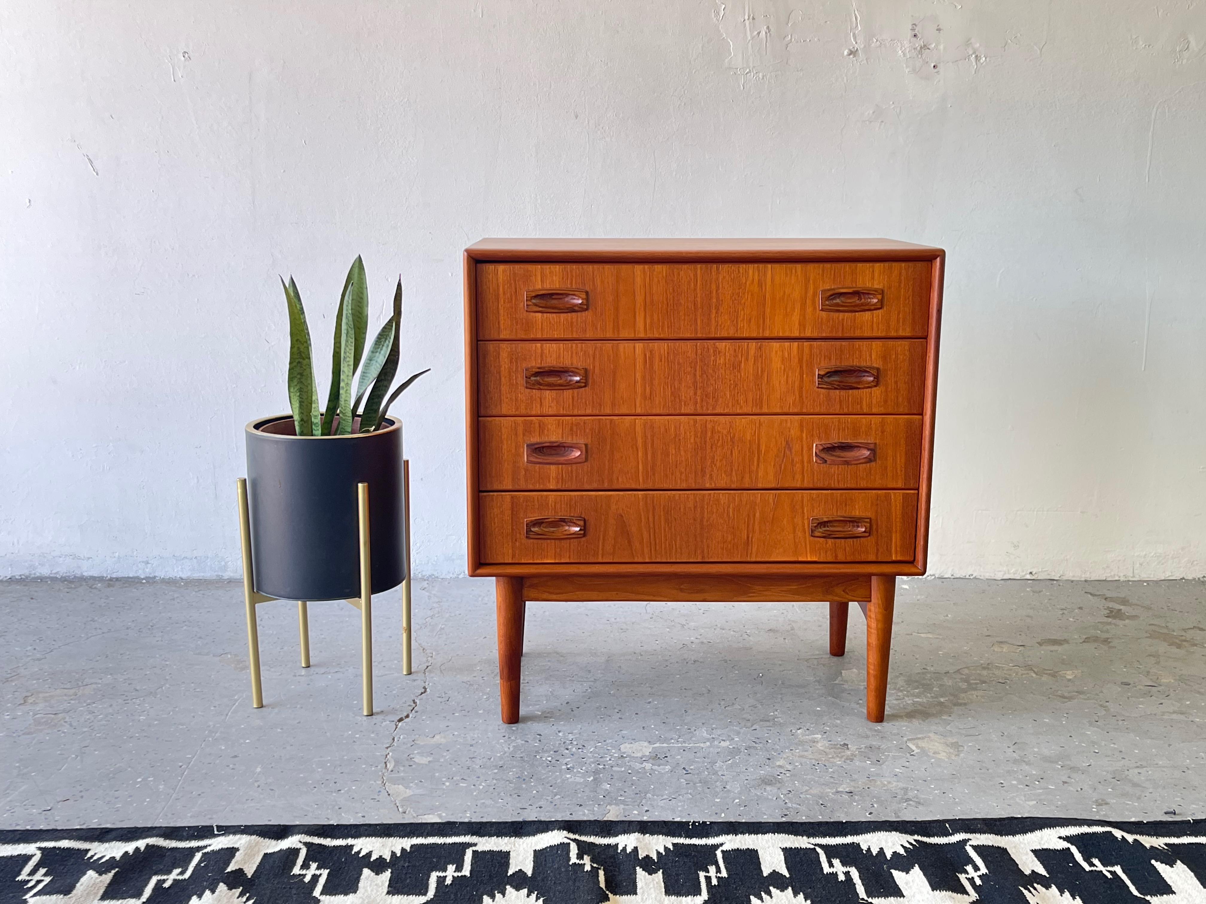 Danish Mid-Century Modern Small Teak Chest of Drawers In Good Condition In Las Vegas, NV