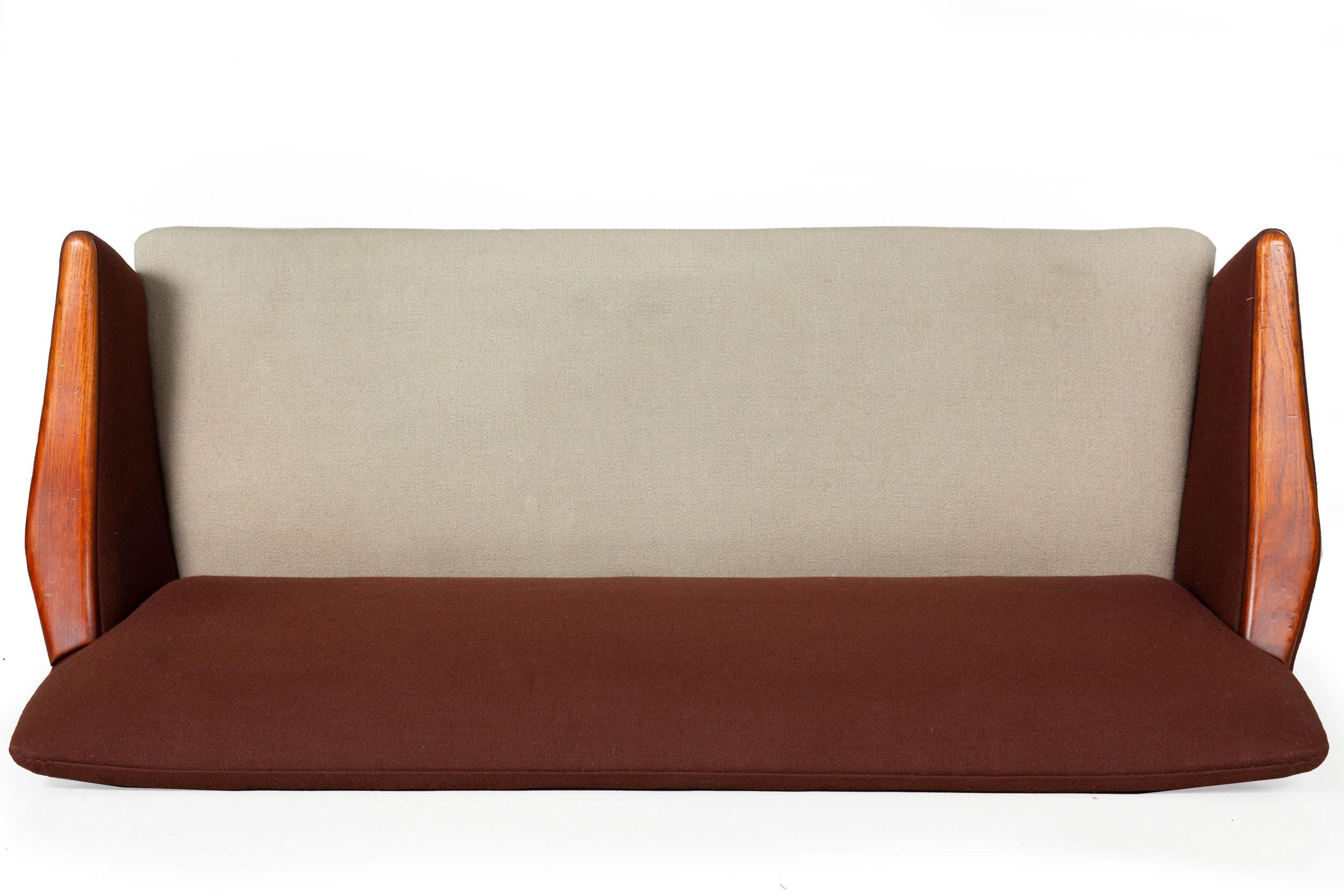 Ensemble canapé et chaise danois The Moderns en teck sculpté, vers 1960 en vente 5