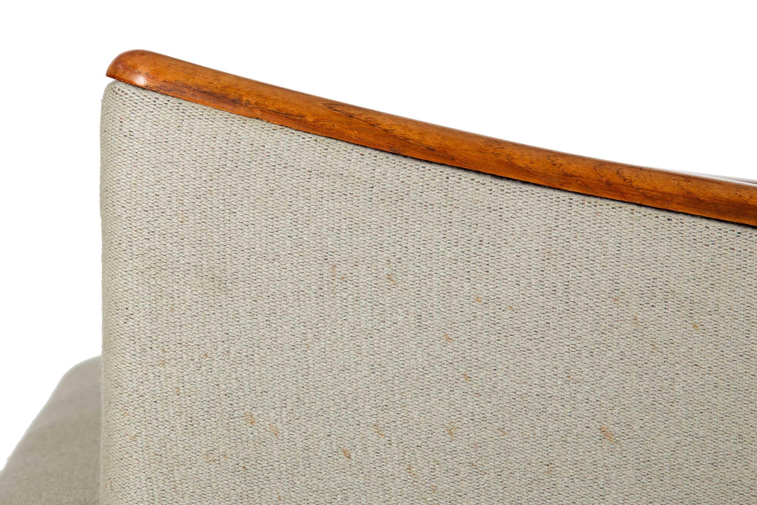Ensemble canapé et chaise danois The Moderns en teck sculpté, vers 1960 en vente 9