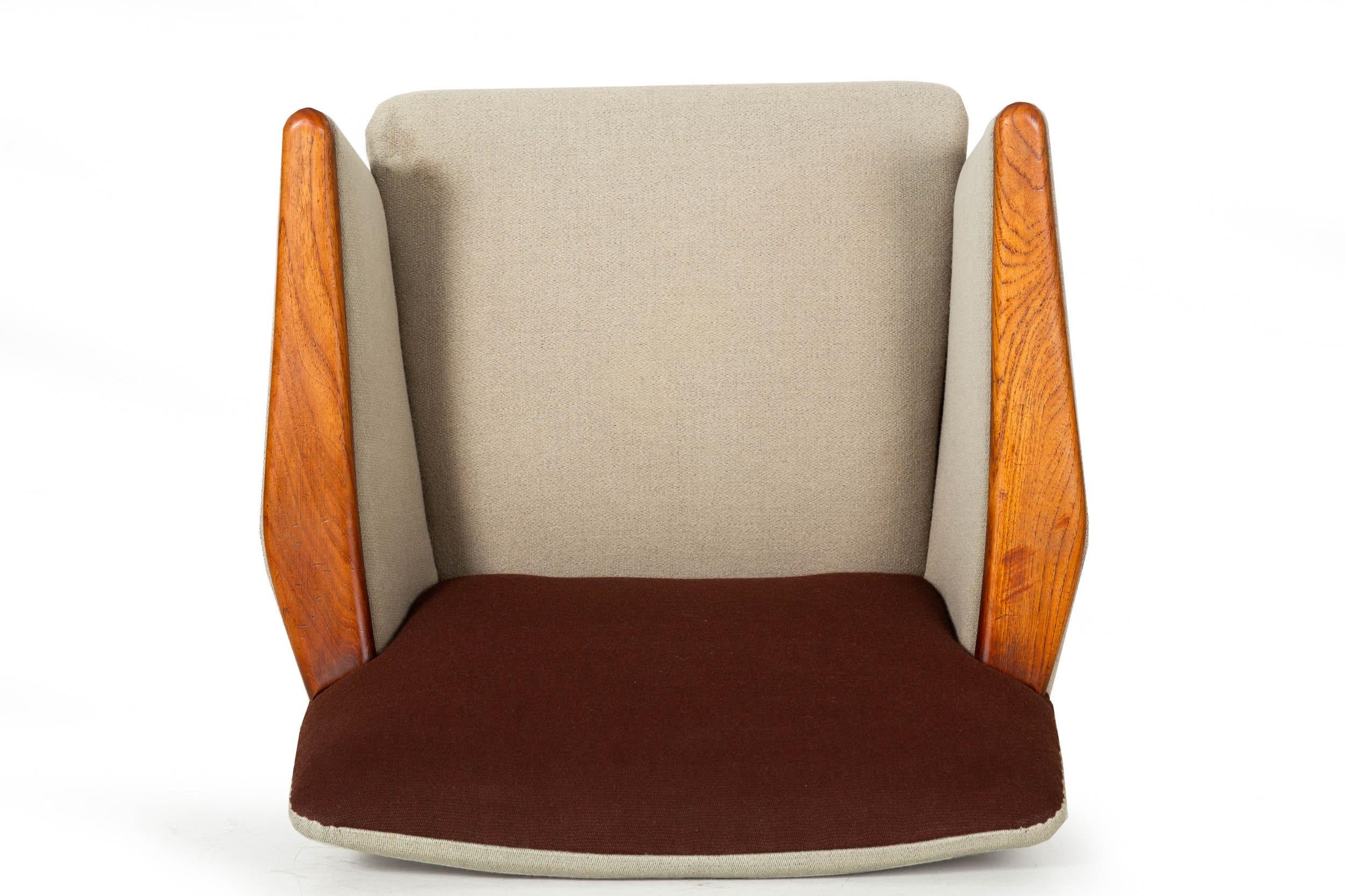 Ensemble canapé et chaise danois The Moderns en teck sculpté, vers 1960 en vente 12