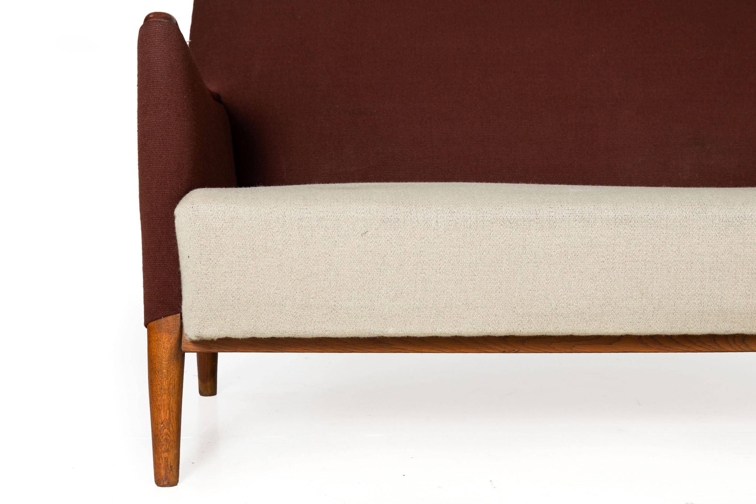 CANAPÉ ET FAUTEUIL EN TECK SCULPTÉ DANOIS DU MILIEU DU SIÈCLE EN SUITE
Circa 1960, dans sa sellerie d'origine
Référence 304YFP27P 

Très beau canapé et fauteuil en teck sculpté danois du milieu du siècle dernier, tous deux conservent un revêtement