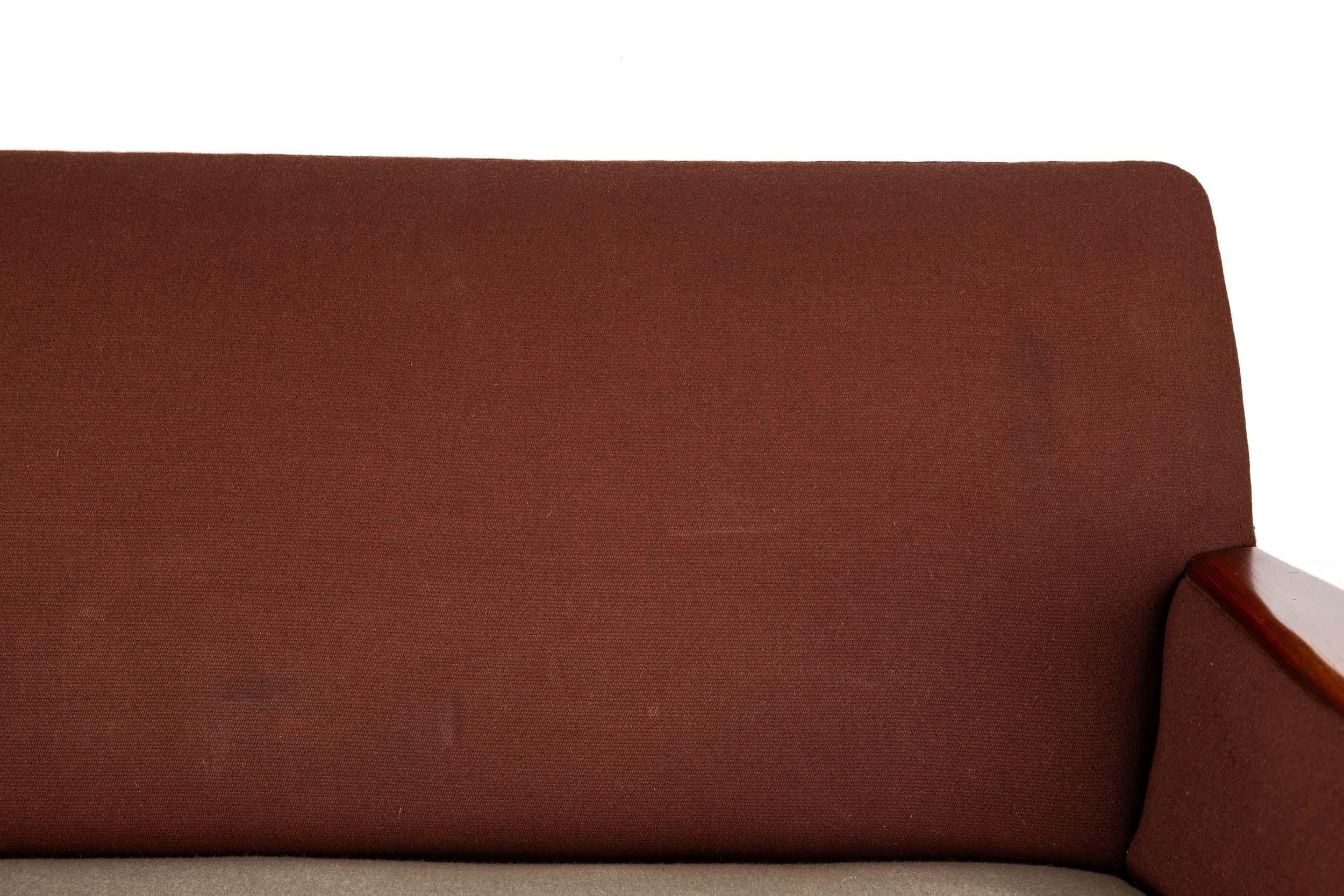 Mid-Century Modern Ensemble canapé et chaise danois The Moderns en teck sculpté, vers 1960 en vente