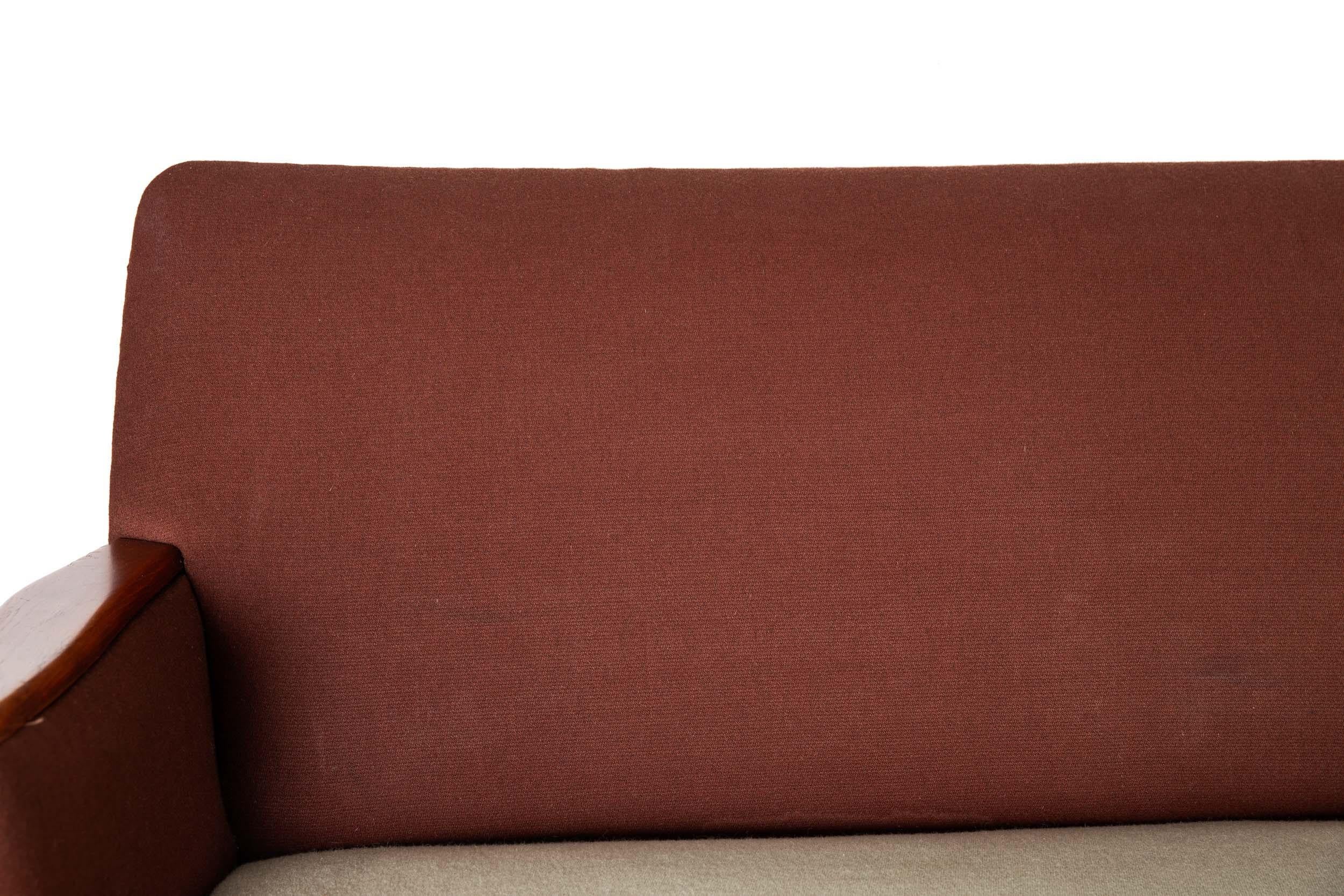 Danois Ensemble canapé et chaise danois The Moderns en teck sculpté, vers 1960 en vente