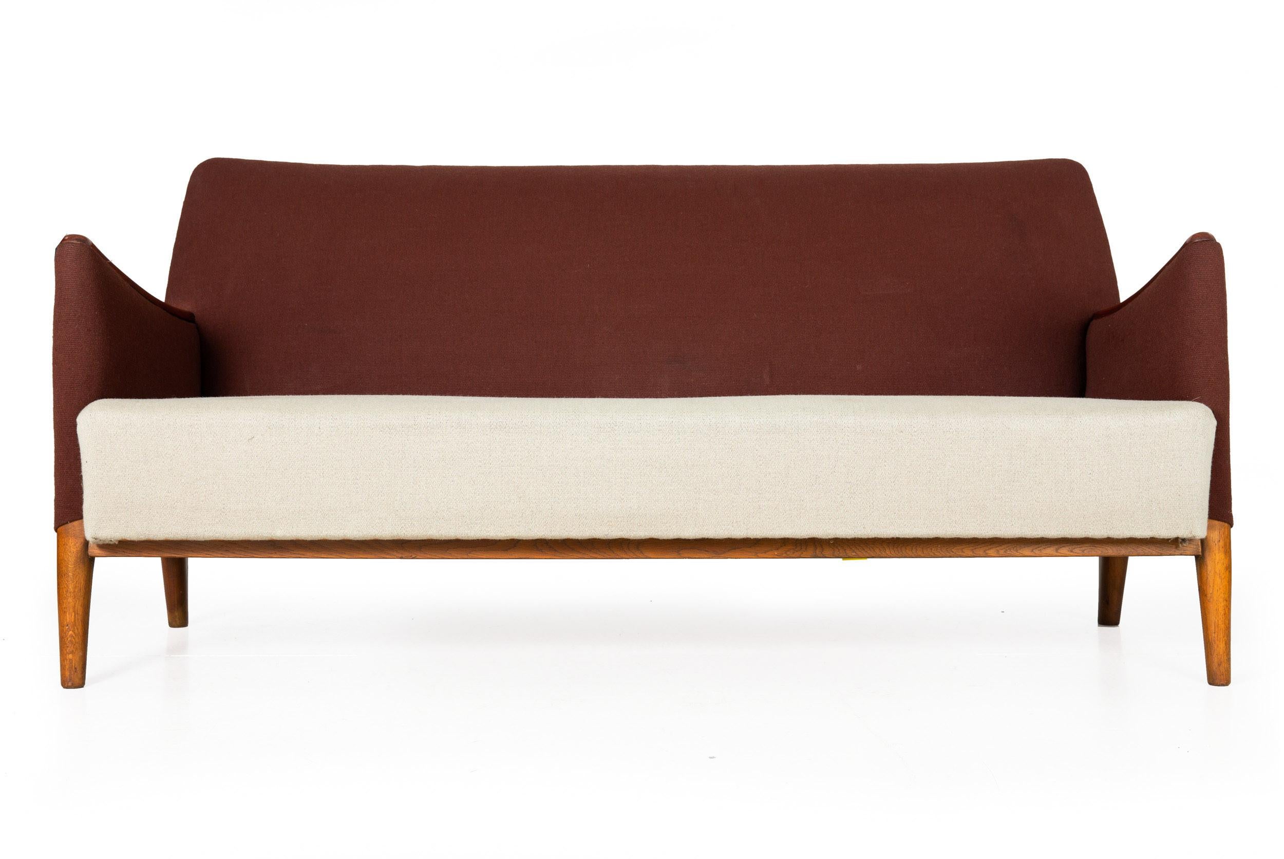 Ensemble canapé et chaise danois The Moderns en teck sculpté, vers 1960 État moyen - En vente à Shippensburg, PA