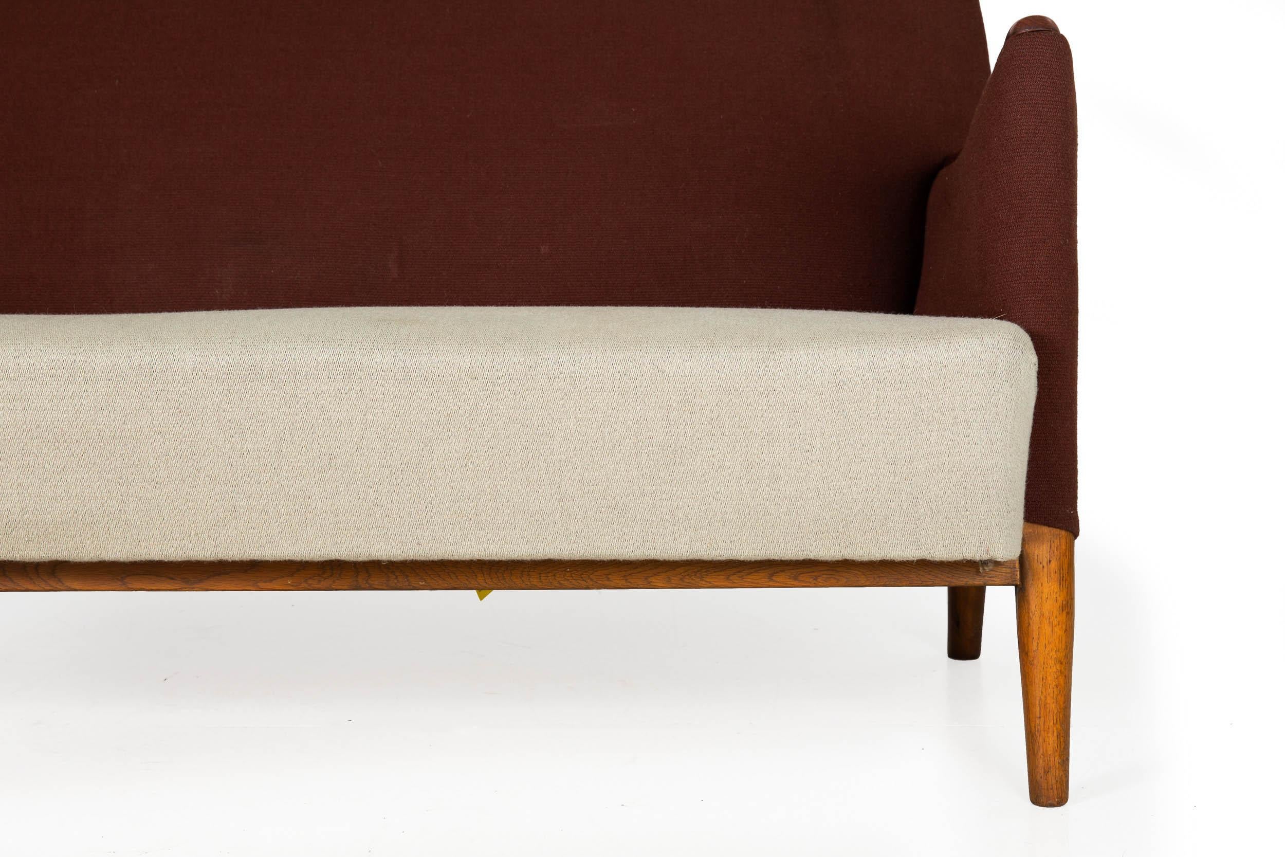 20ième siècle Ensemble canapé et chaise danois The Moderns en teck sculpté, vers 1960 en vente