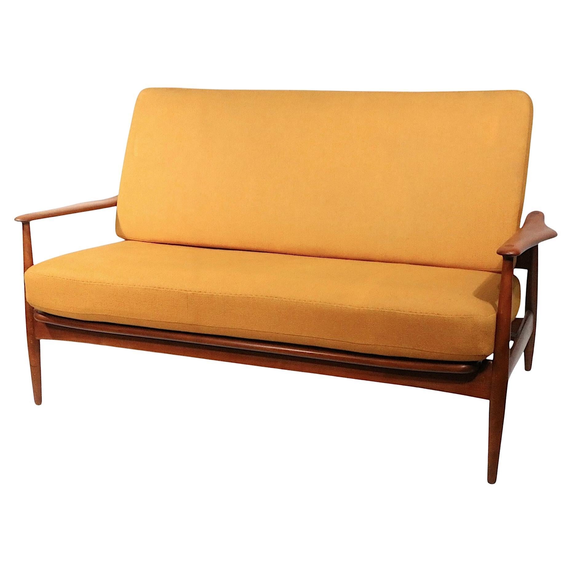 Sofisticado, elegante y raro sofá danés moderno de mediados de siglo de Arne Vodder para Francia y Daverkersen, modelo FD - 161 fabricado en Dinamarca hacia la década de 1950.
 Este ejemplar está en muy buen estado, original, limpio y listo para