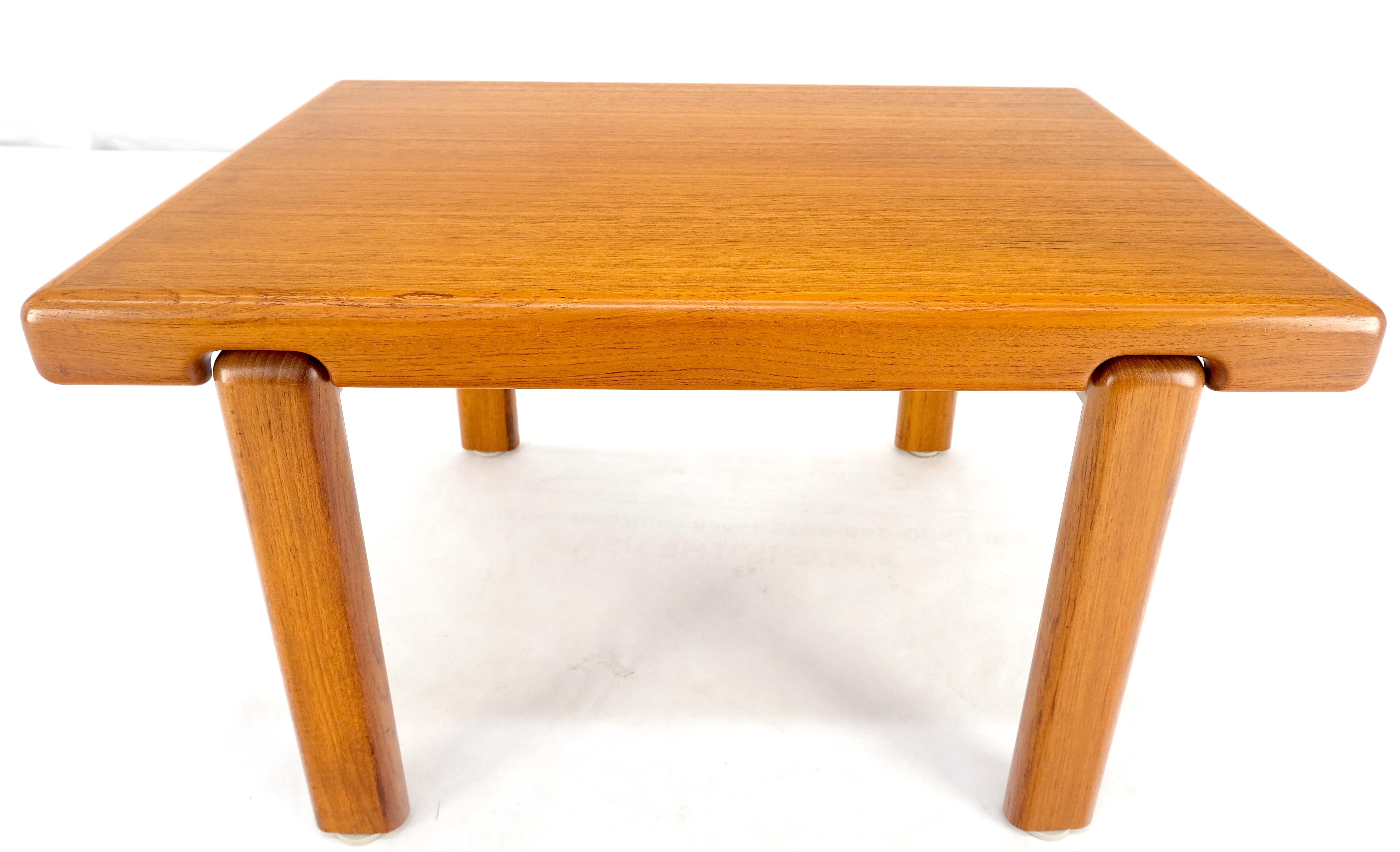 Laqué Table basse rectangulaire compacte danoise mi-siècle moderne, MINT ! en vente