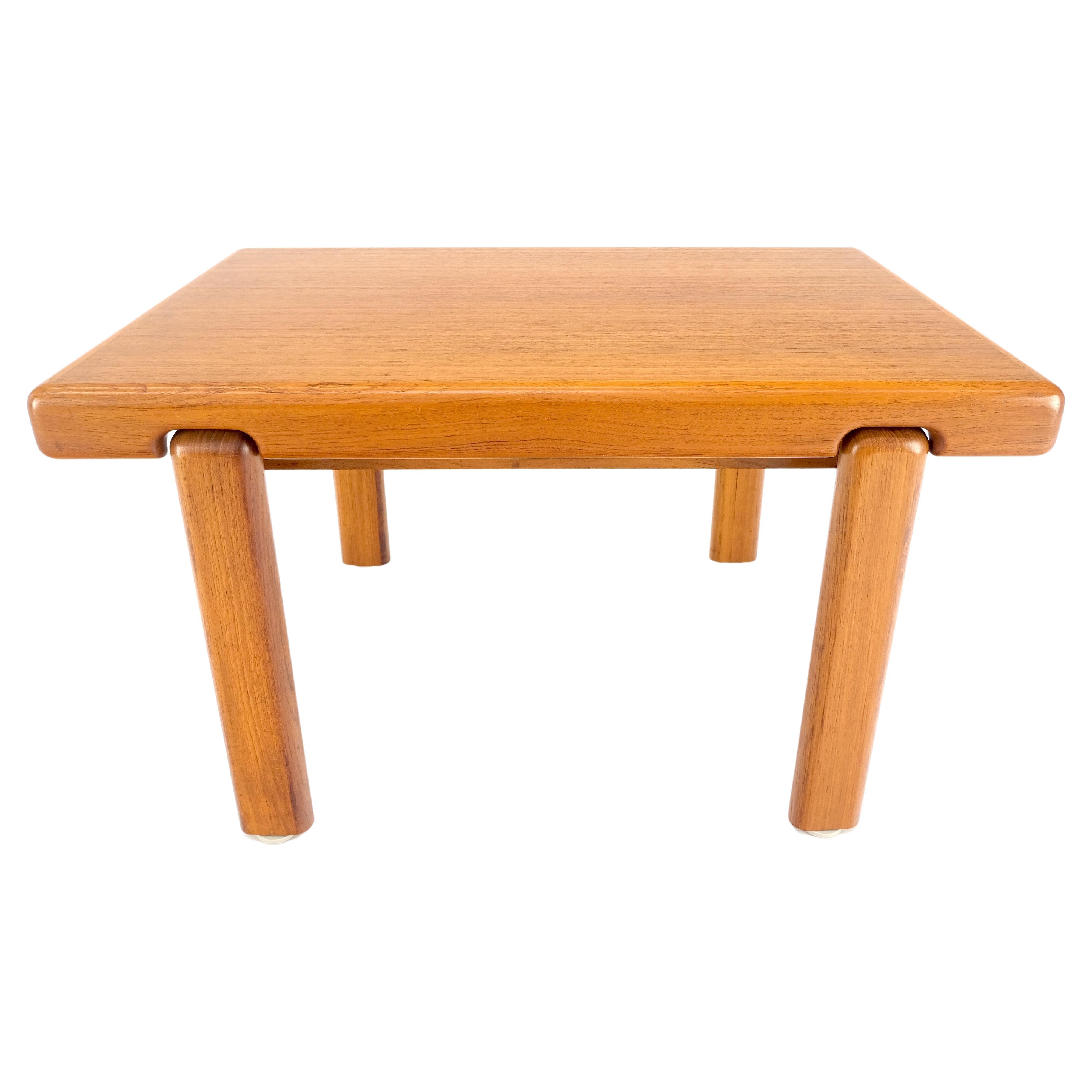 Dänischer kompakter rechteckiger Couchtisch mit Beinen aus massivem Teakholz, Mid-Century Modern, MINT!