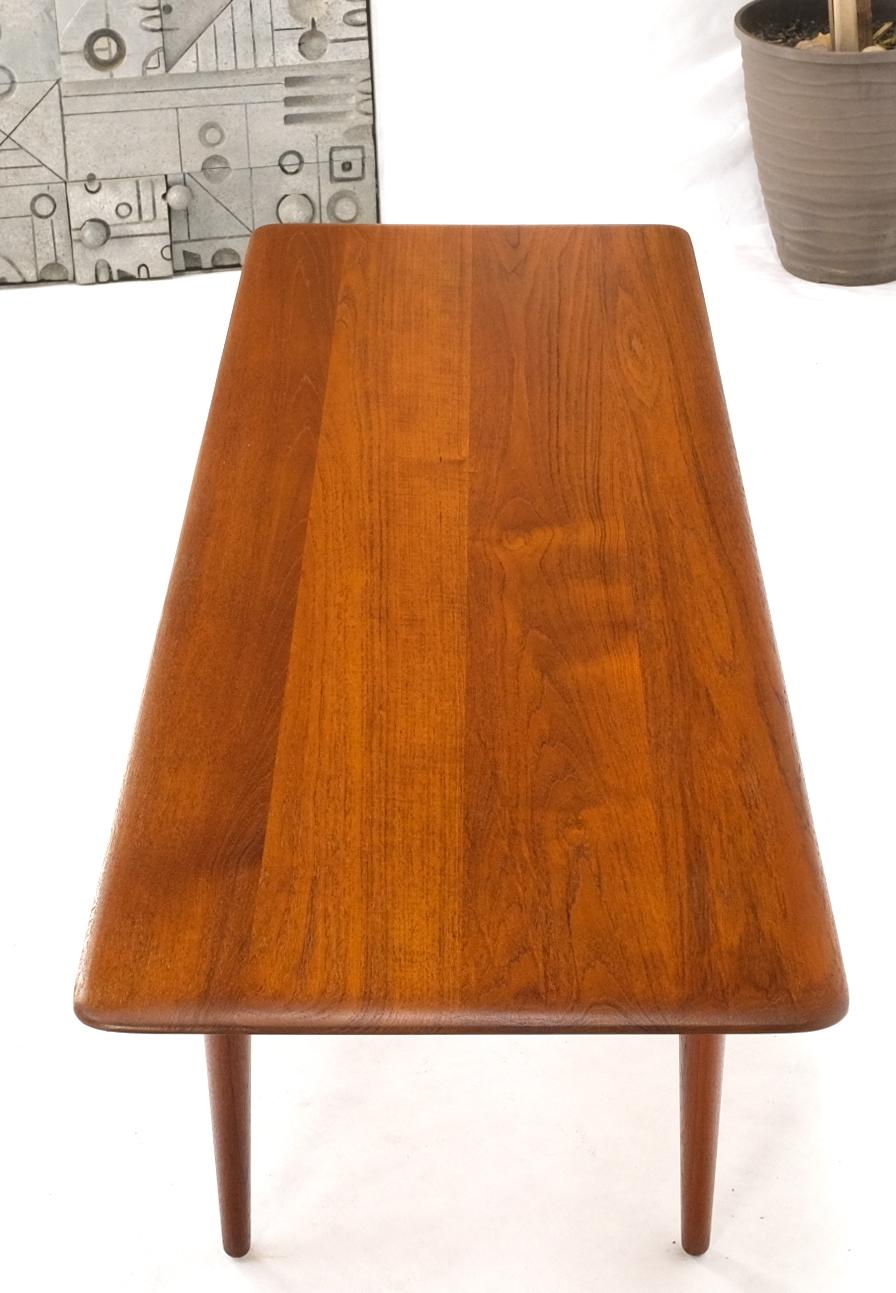 Table basse rectangulaire danoise moderne du milieu du sicle en teck massif avec pieds en forme de chevalet effils en vente 4