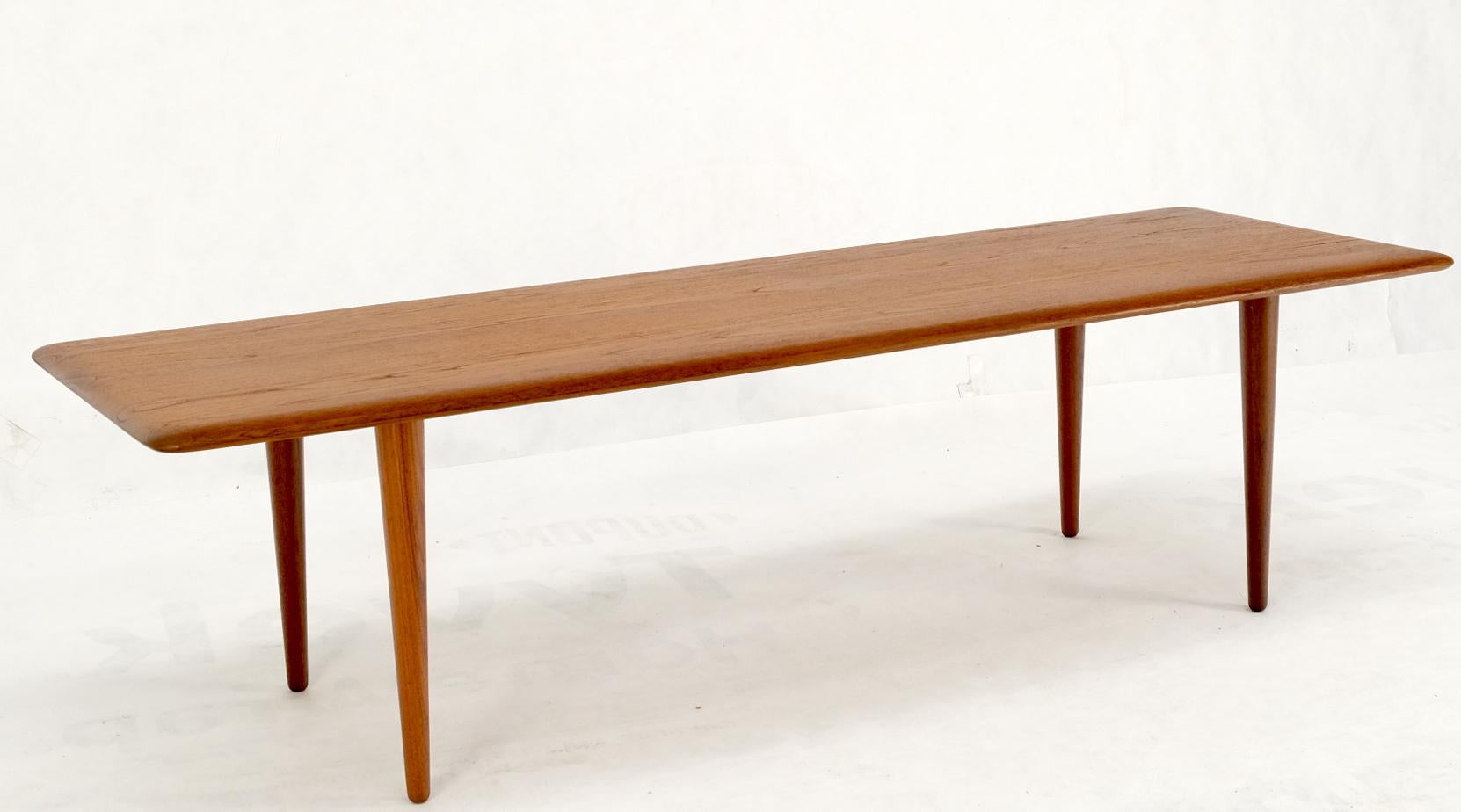 Mid-Century Modern Table basse rectangulaire danoise moderne du milieu du sicle en teck massif avec pieds en forme de chevalet effils en vente