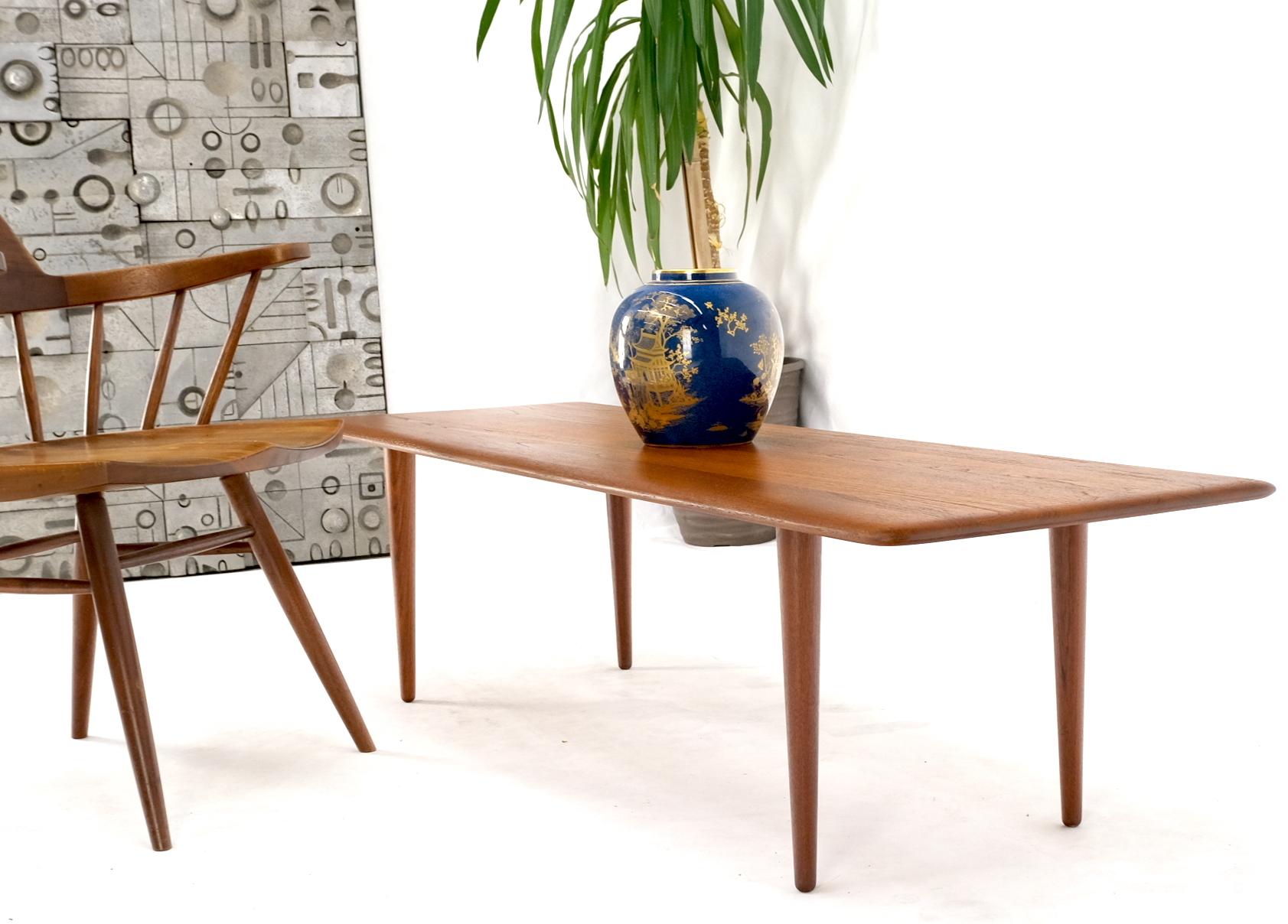 Dnischer Mid-Century Modern Massiv Teak Rechteckiger Couchtisch Verjngte Dbelbeine (Lackiert) im Angebot