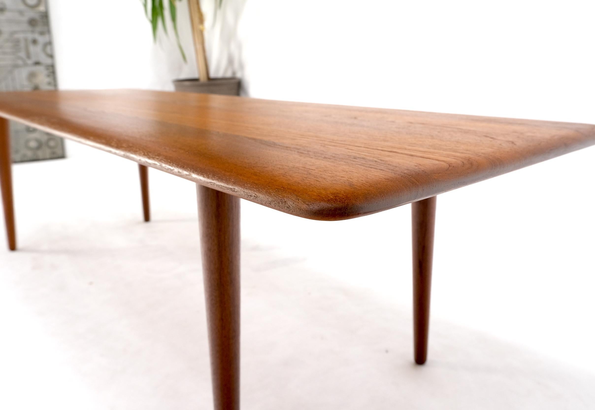 Teck Table basse rectangulaire danoise moderne du milieu du sicle en teck massif avec pieds en forme de chevalet effils en vente