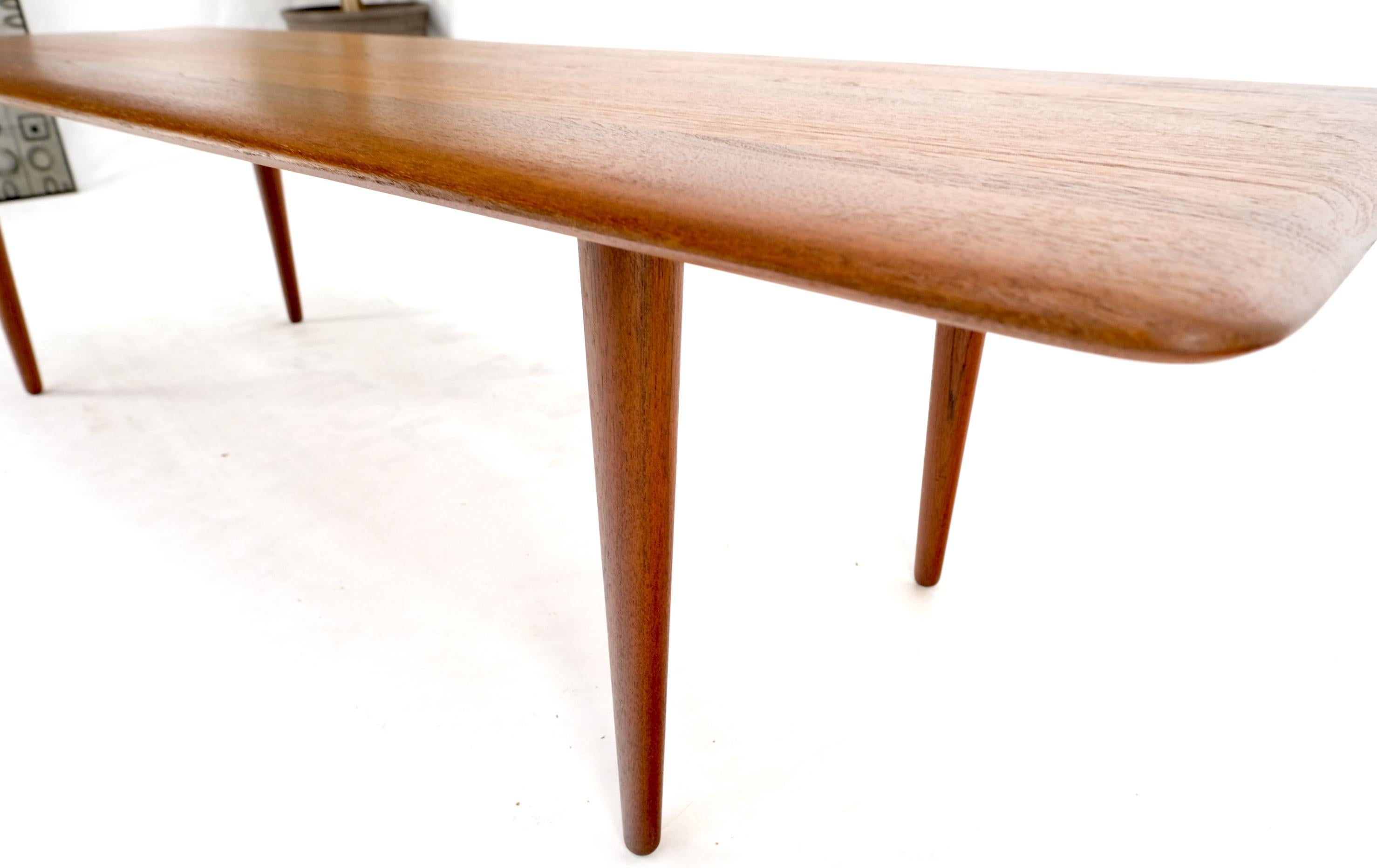 Table basse rectangulaire danoise moderne du milieu du sicle en teck massif avec pieds en forme de chevalet effils en vente 1