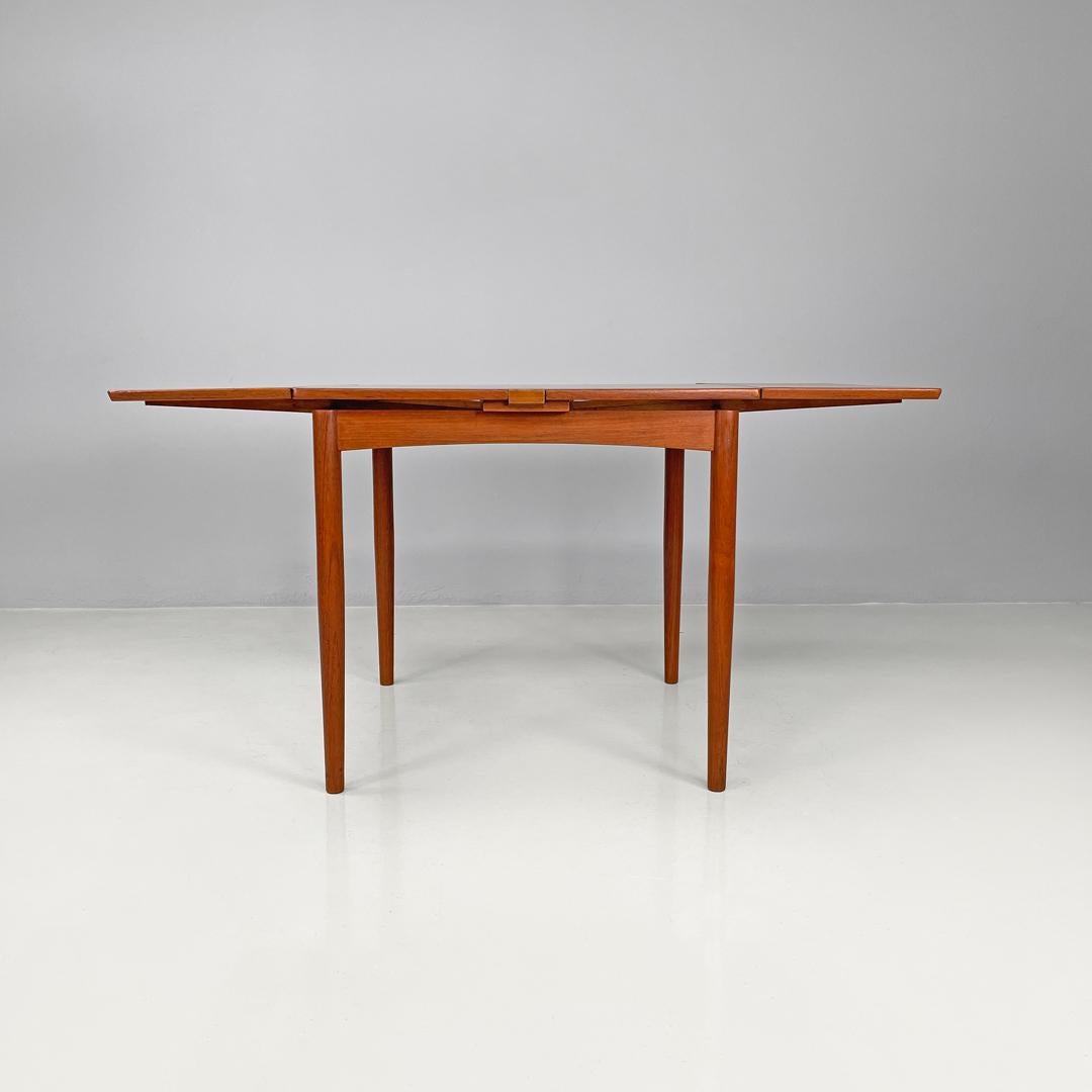 Mid-Century Modern Table de salle à manger danoise en bois de forme carrée, moderne du milieu du siècle dernier, avec rallonges latérales, années 60 en vente