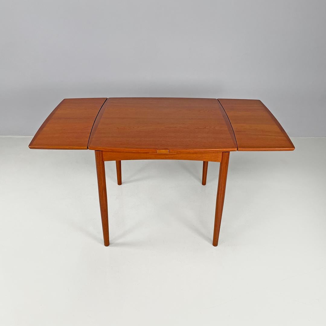 Danish mid-century modern square wood dining table with side extensions, 1960s In Good Condition For Sale In MIlano, IT