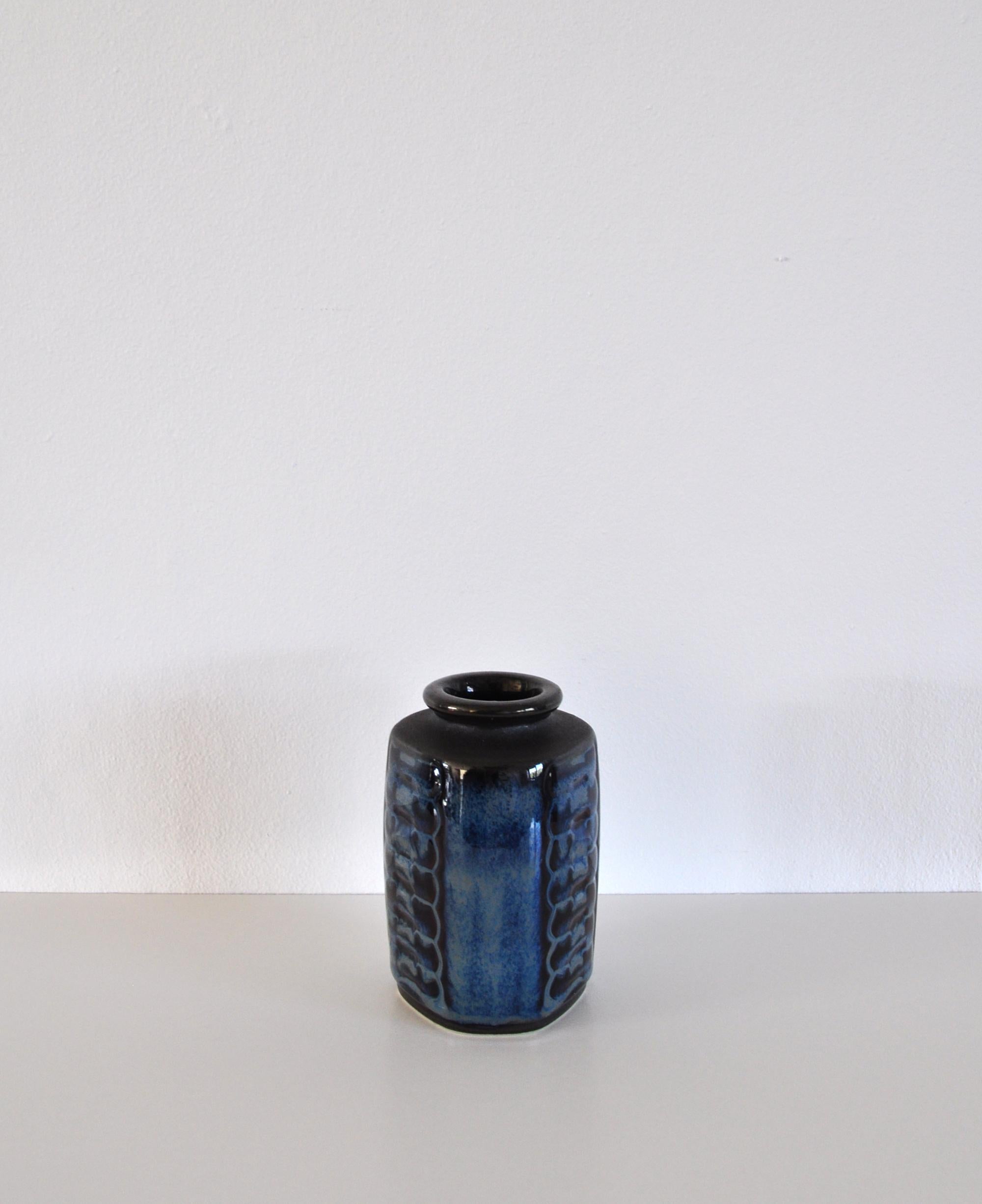 Stoneware vase designed by Einar Johansen for Søholm, 1960s. Glaze in various blue tones. Stamp from the maker on the bottom.
Excellent condition.