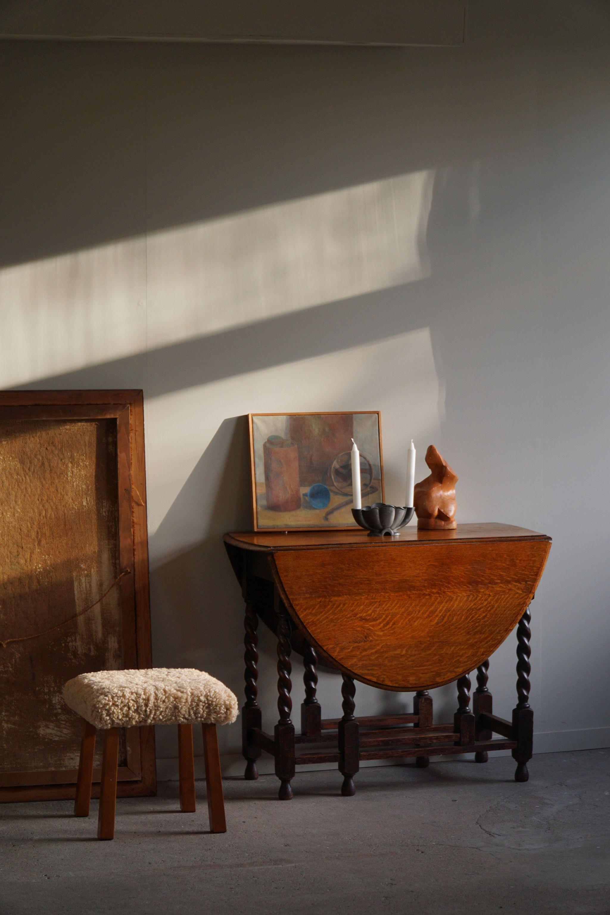 Ein charmanter Hocker aus Massivholz, der Sitz ist mit Lammfell gepolstert. Hergestellt von einem dänischen Möbelschreiner in den 1950er Jahren.

Ein großartiges brutalistisches Objekt, perfekt für die moderne Einrichtung. Eine warme Farbe und