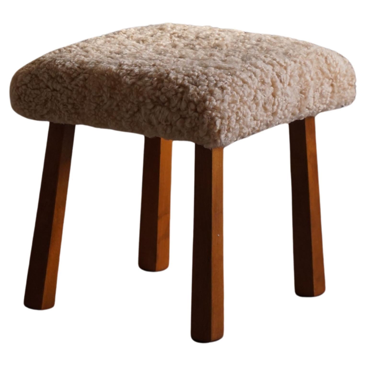 Tabouret danois en bois massif, assise en laine d'agneau, années 50