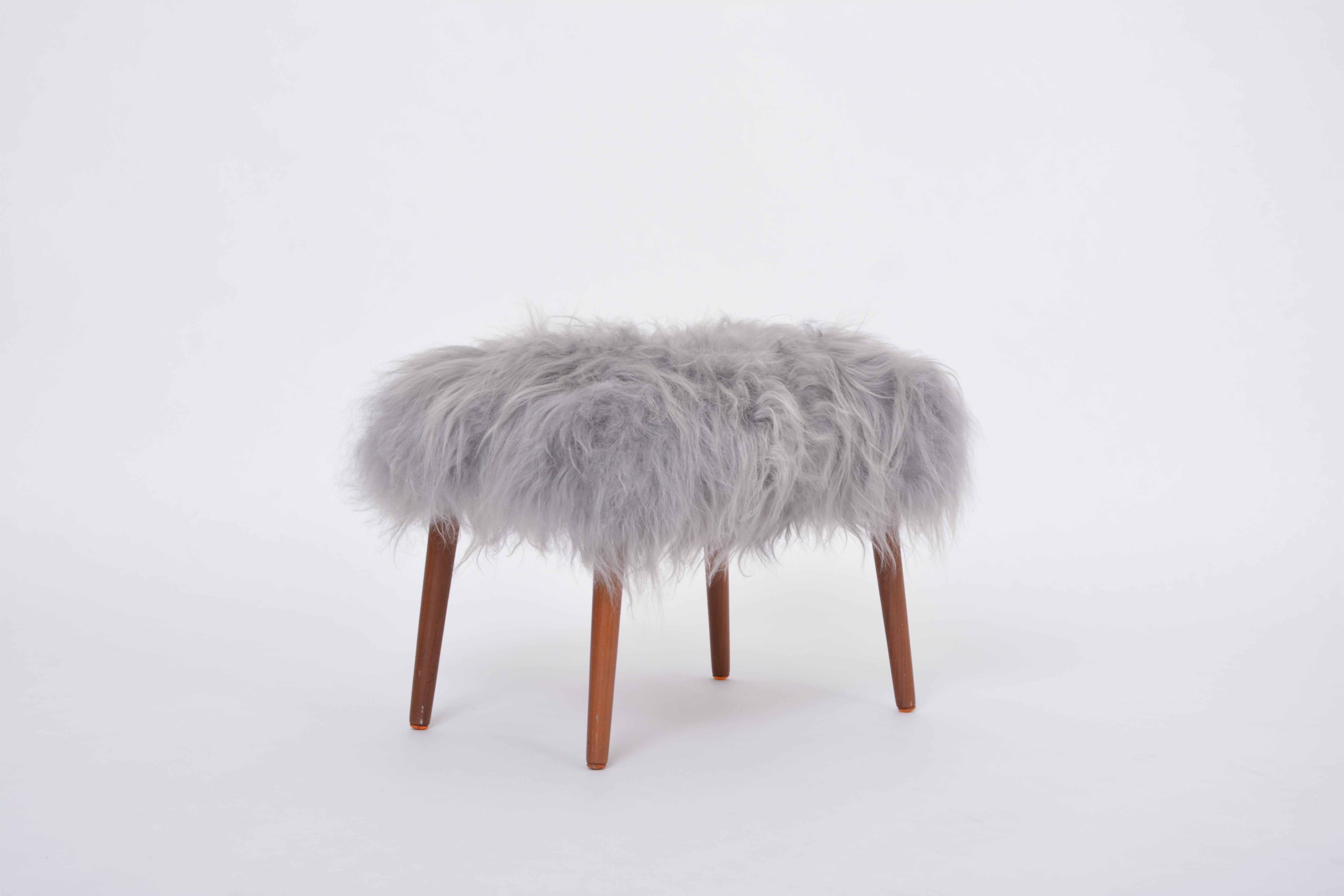 Danish Mid-century Modern stool reupholstered in grey sheep skin In Good Condition For Sale In Berlin, DE
