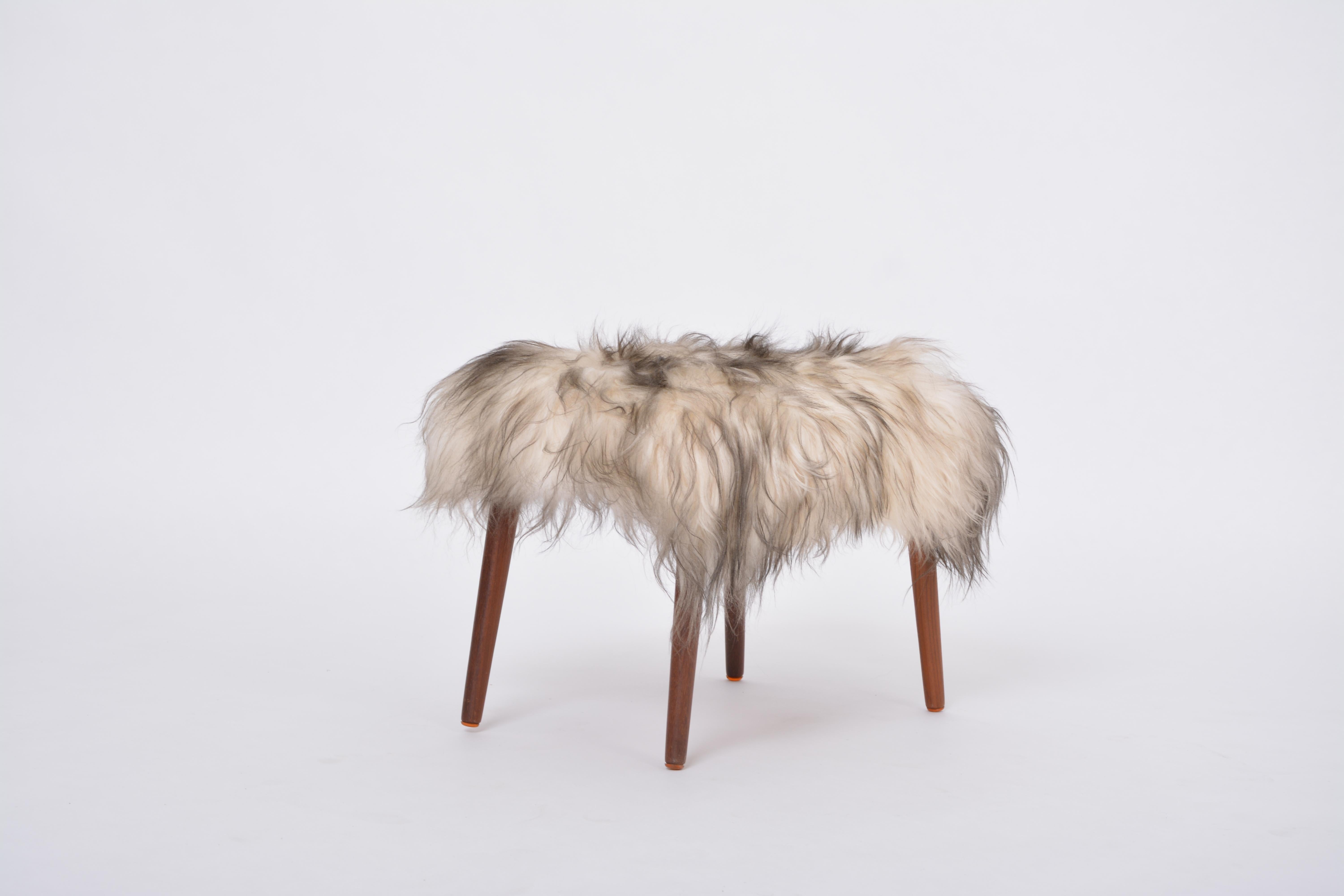 Danish Mid-century Modern stool reupholstered in white and black sheep skin In Good Condition For Sale In Berlin, DE