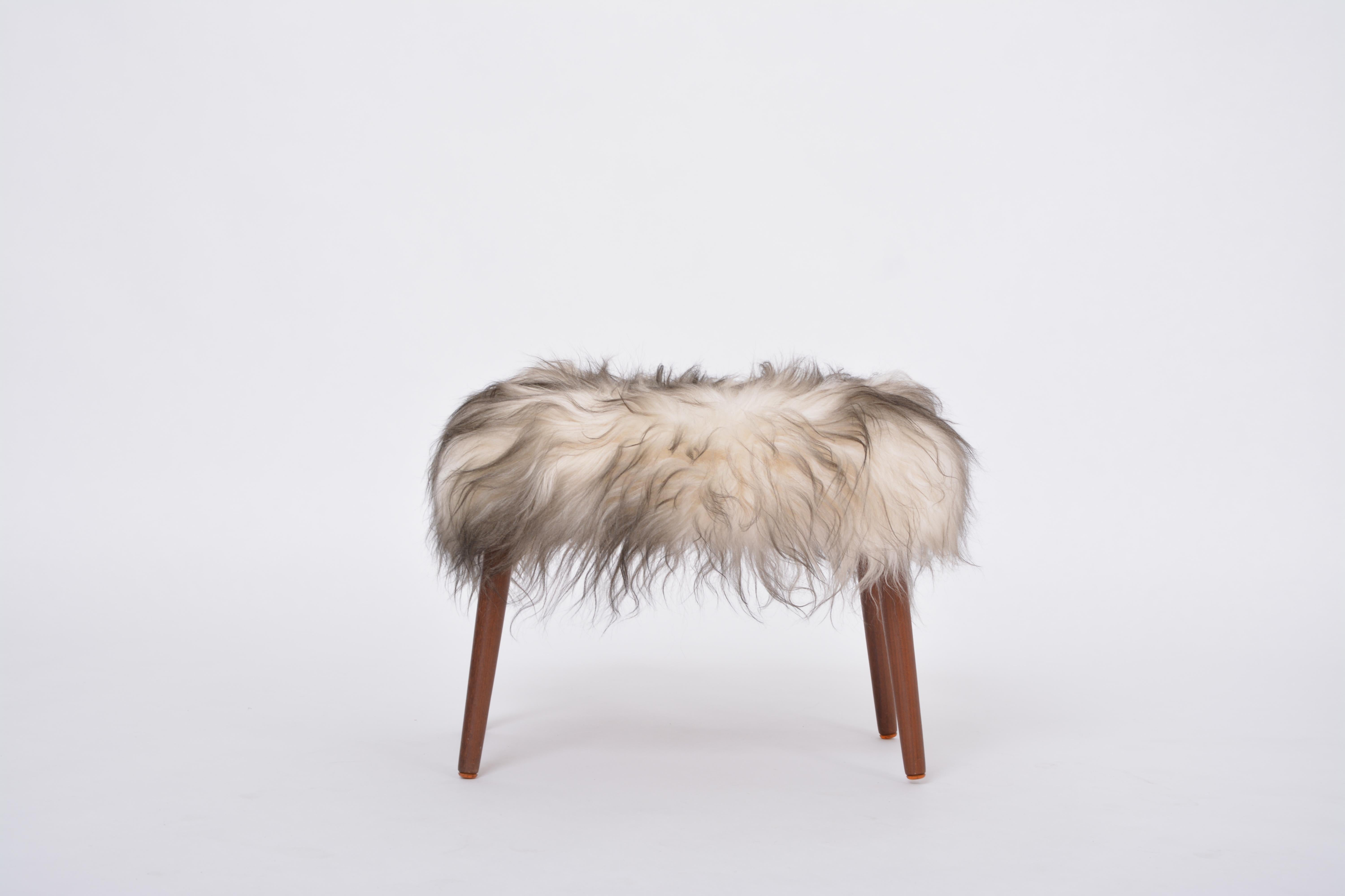 Danish Mid-century Modern stool reupholstered in white and black sheep skin For Sale 1